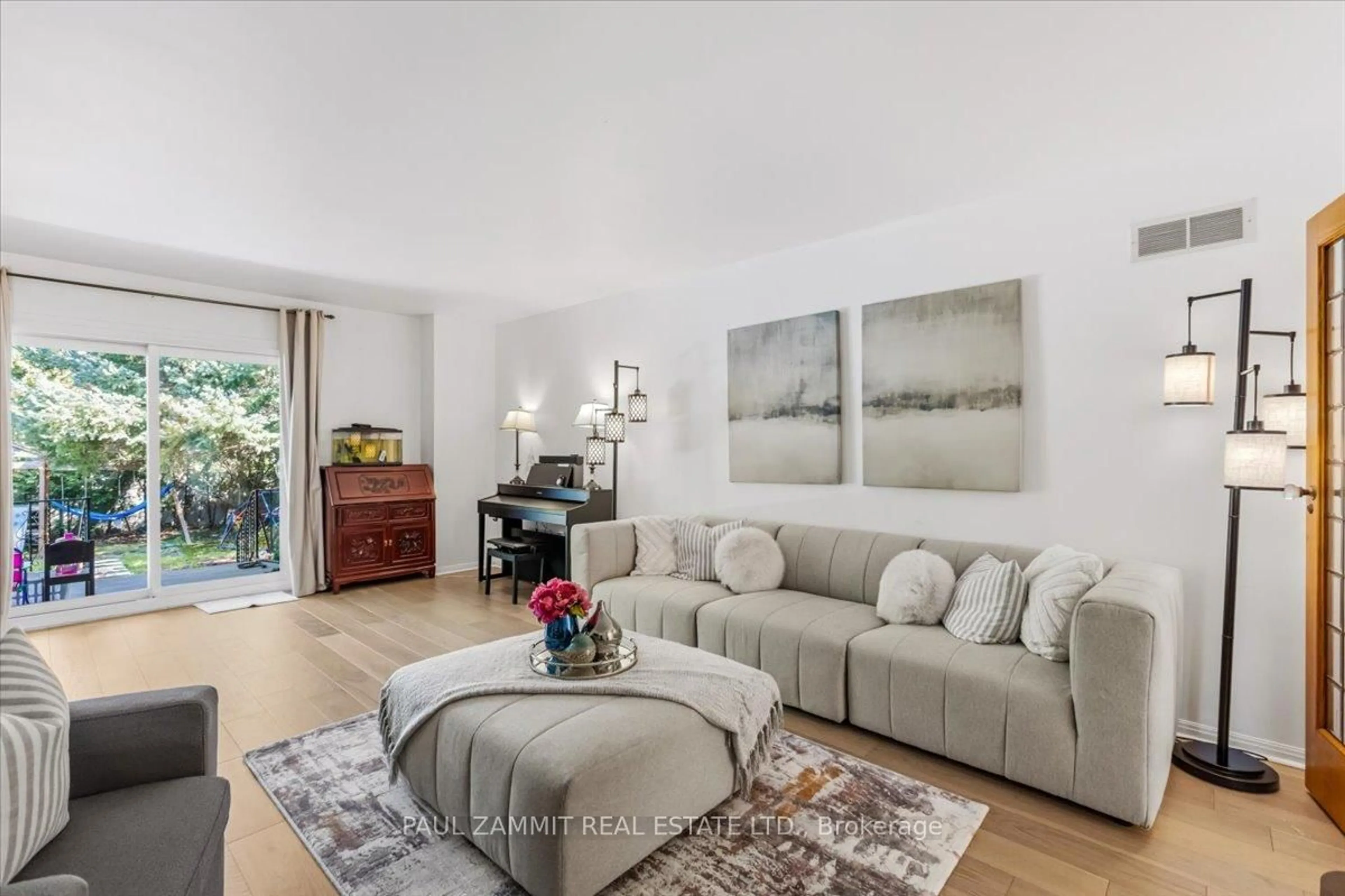 Living room with furniture, unknown for 46 Castle Harbour Lane, Markham Ontario L3T 3A2