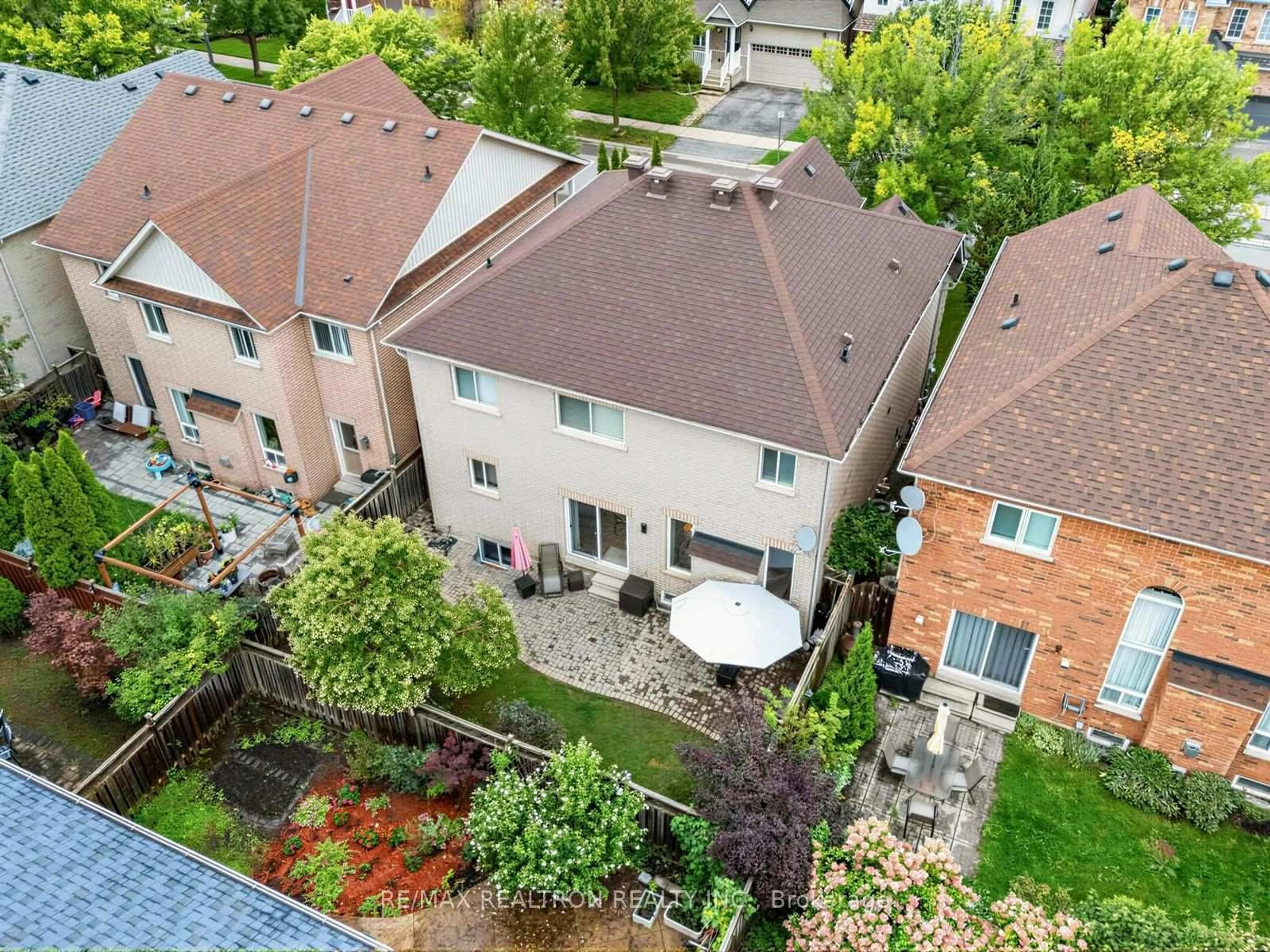 A pic from outside/outdoor area/front of a property/back of a property/a pic from drone, city buildings view from balcony for 222 Birkshire Dr, Aurora Ontario L4G 7S1