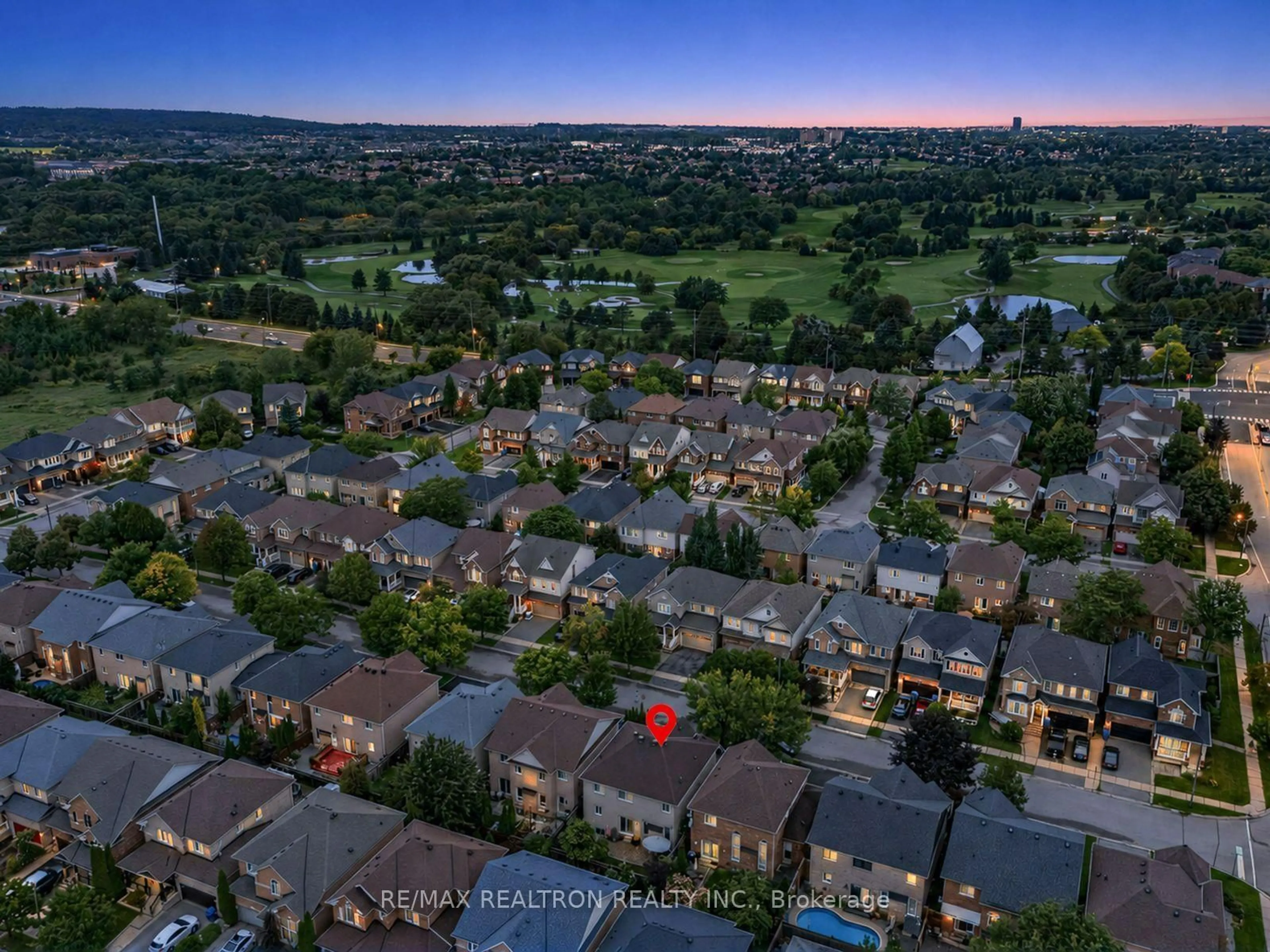 A pic from outside/outdoor area/front of a property/back of a property/a pic from drone, city buildings view from balcony for 222 Birkshire Dr, Aurora Ontario L4G 7S1