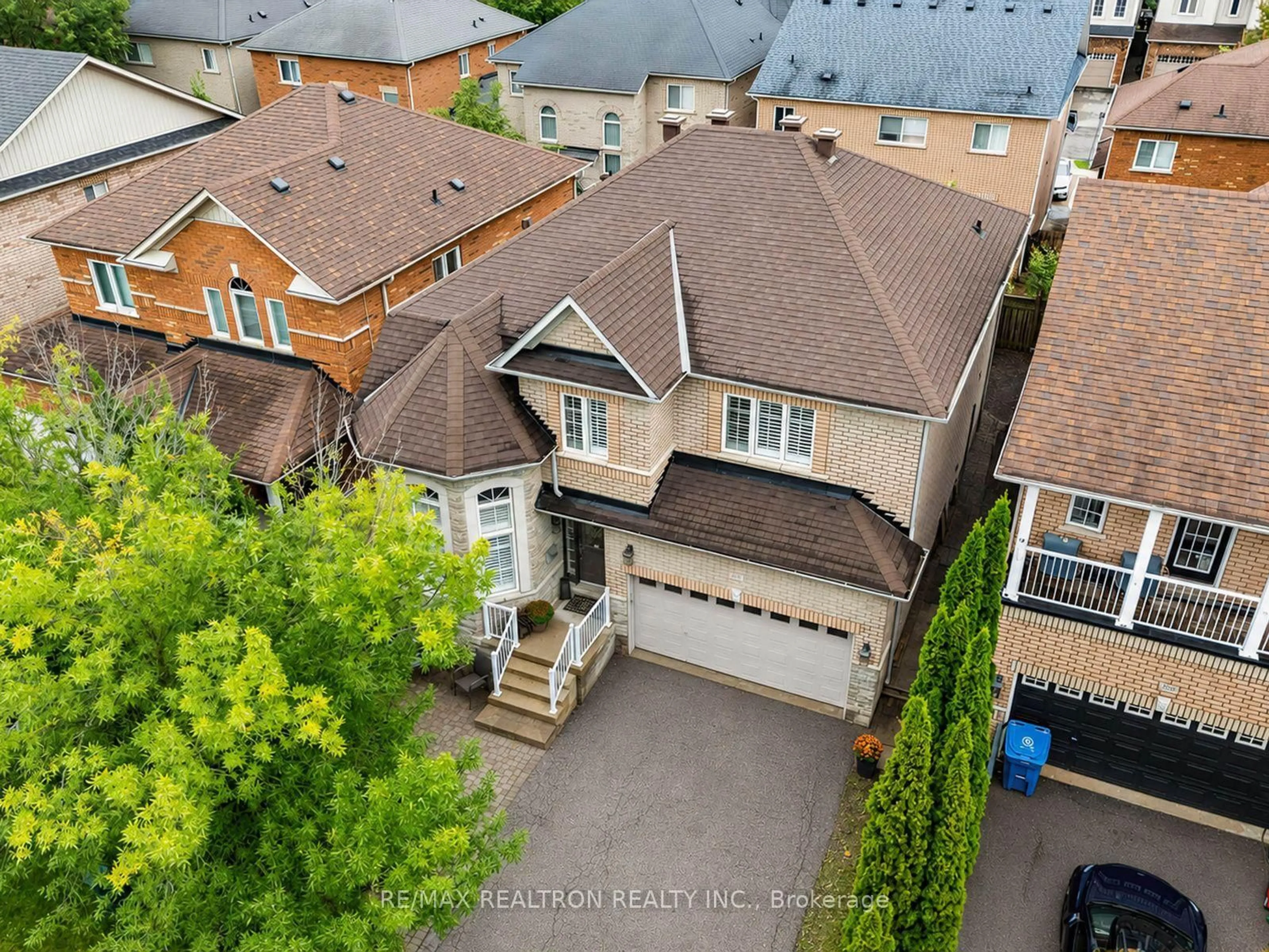 A pic from outside/outdoor area/front of a property/back of a property/a pic from drone, street for 222 Birkshire Dr, Aurora Ontario L4G 7S1