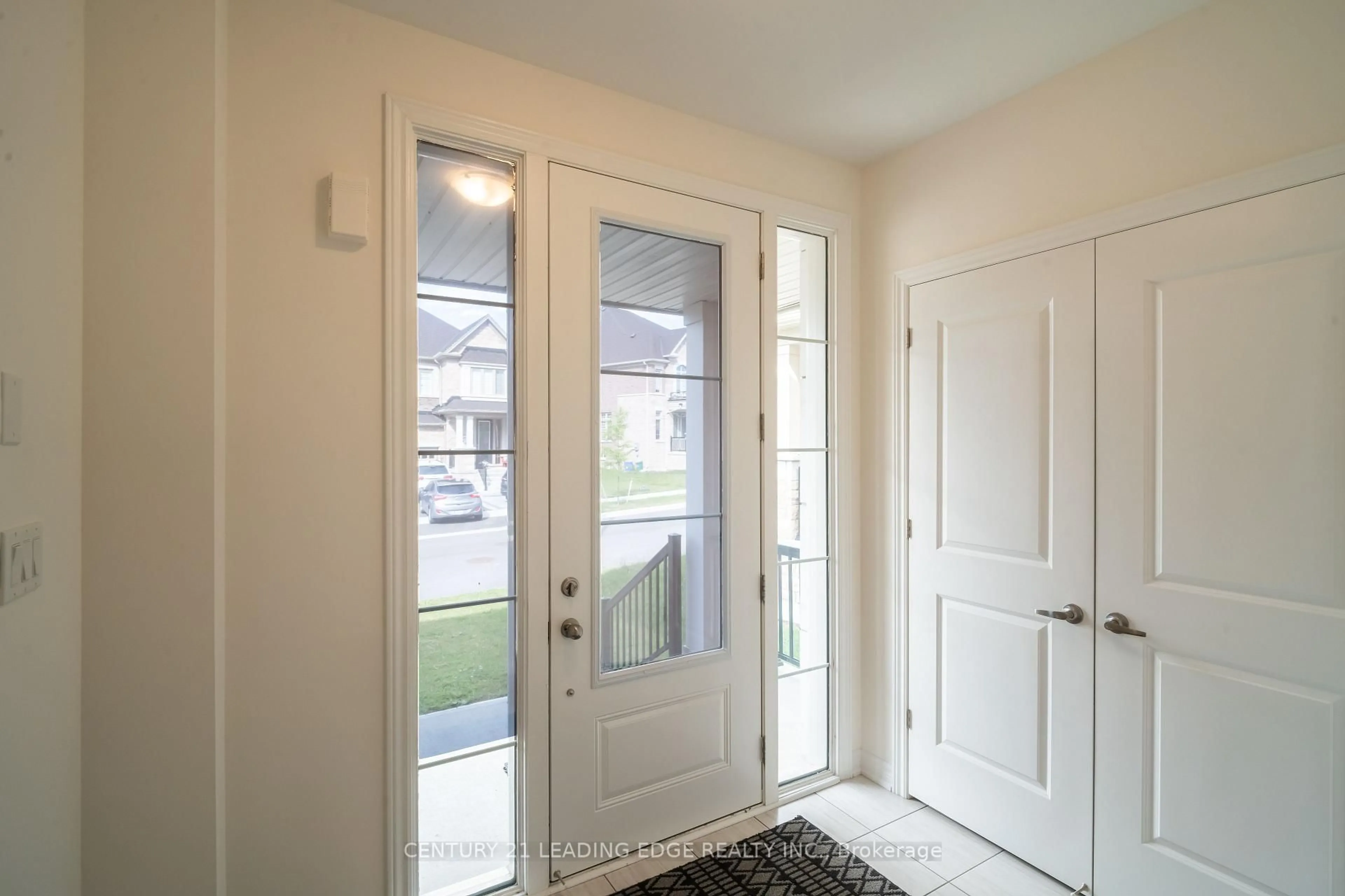 Indoor entryway for 103 KENTLEDGE Ave, East Gwillimbury Ontario L9N 1E3