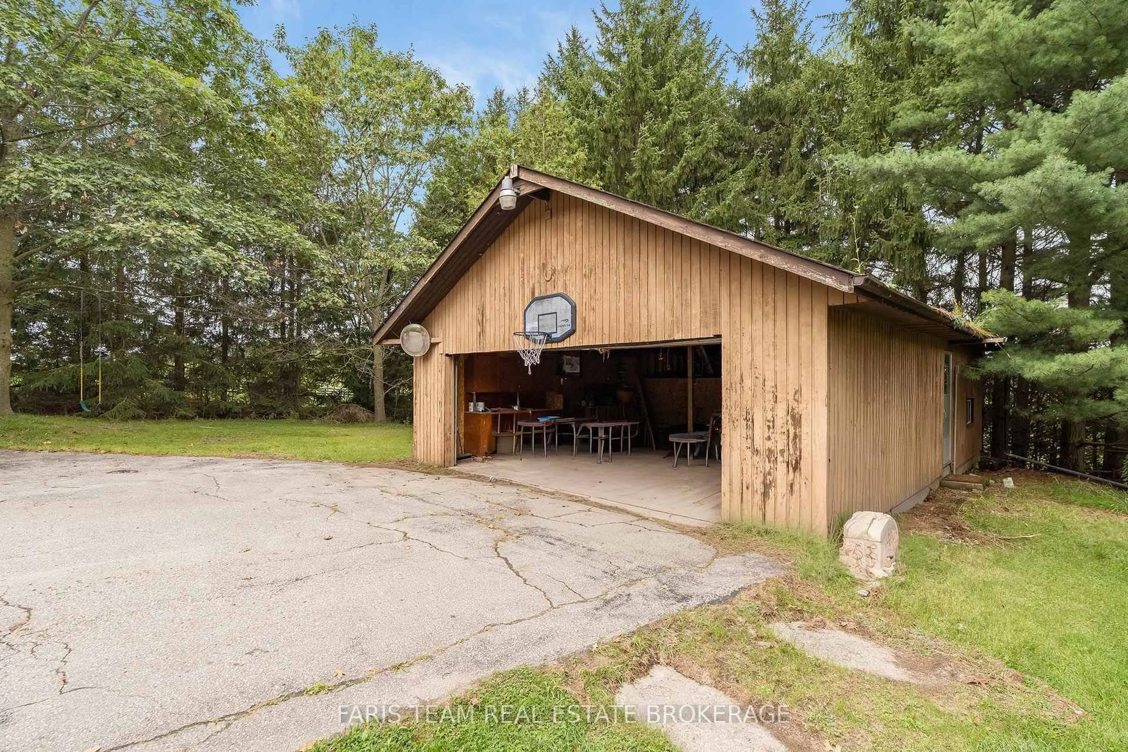 Indoor garage for 1805 County Road 50, New Tecumseth Ontario L0G 1W0