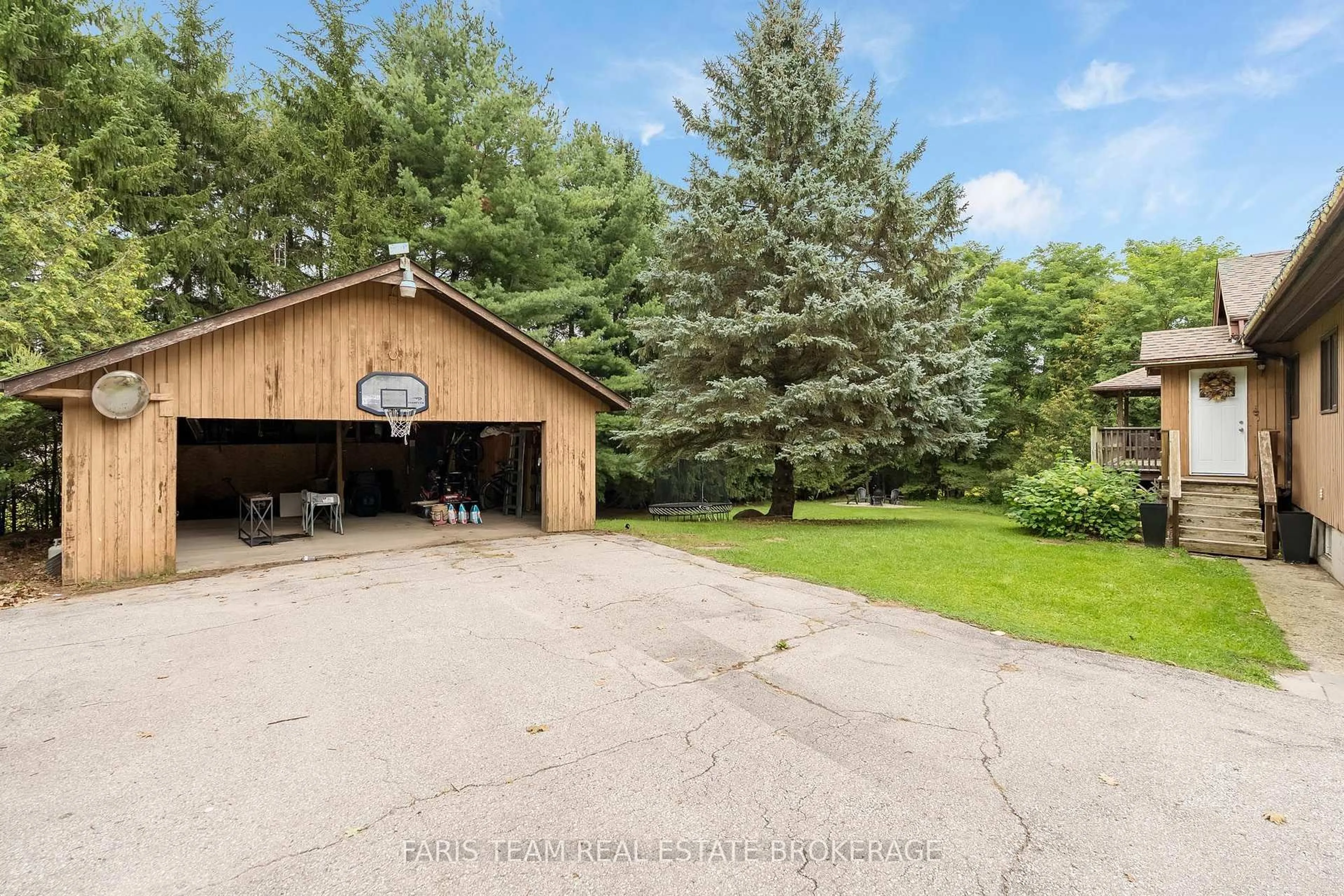 Indoor garage for 1805 County Road 50, New Tecumseth Ontario L0G 1W0