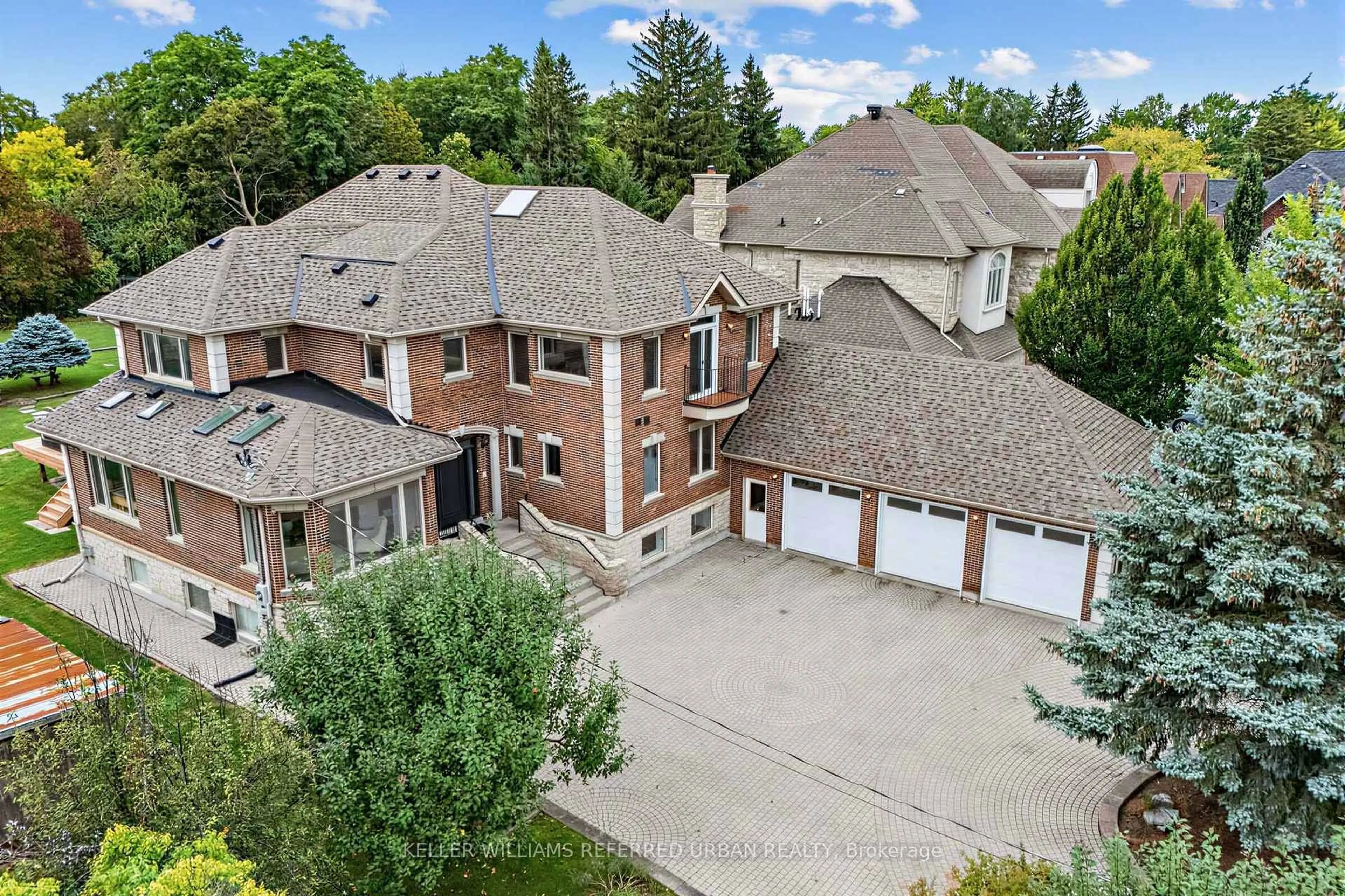 A pic from outside/outdoor area/front of a property/back of a property/a pic from drone, street for 18 Yongeview Ave, Richmond Hill Ontario L4C 7A4