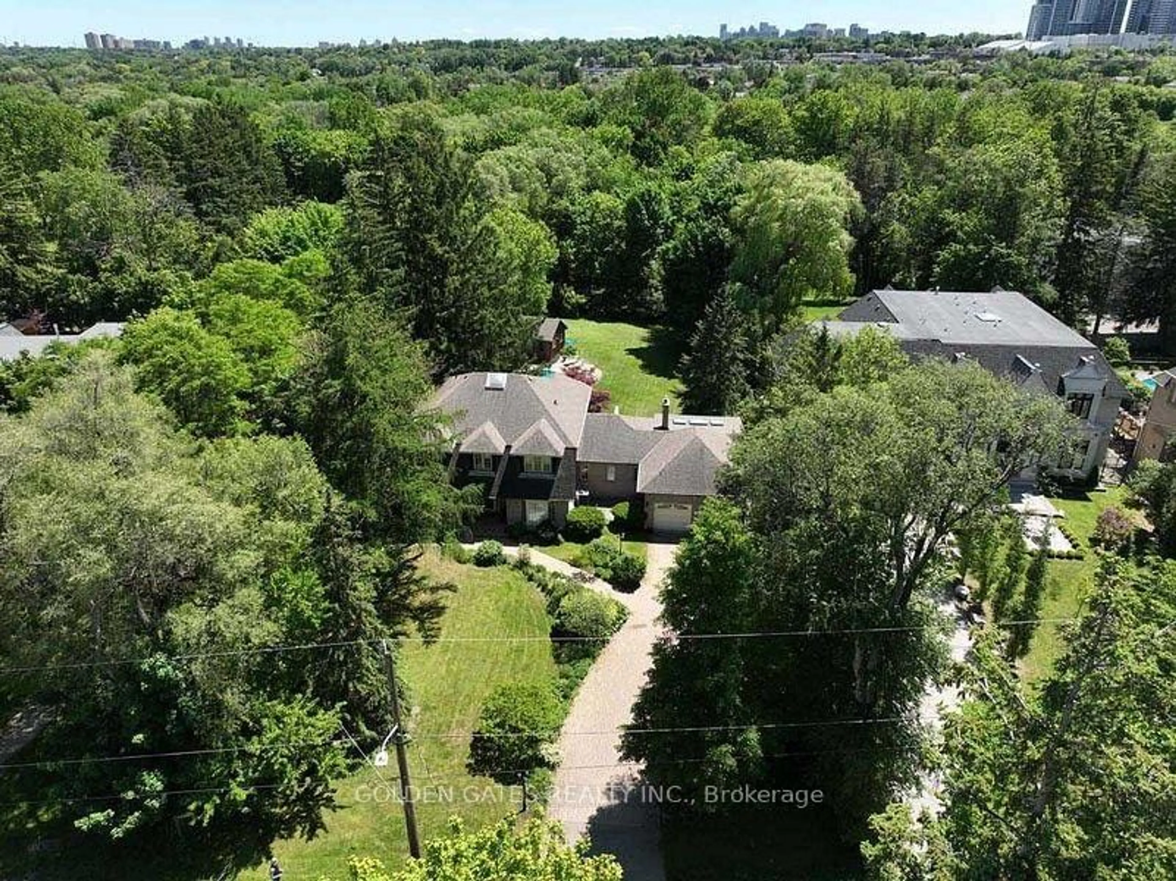 A pic from outside/outdoor area/front of a property/back of a property/a pic from drone, unknown for 83 Elgin St, Markham Ontario L3T 1W7