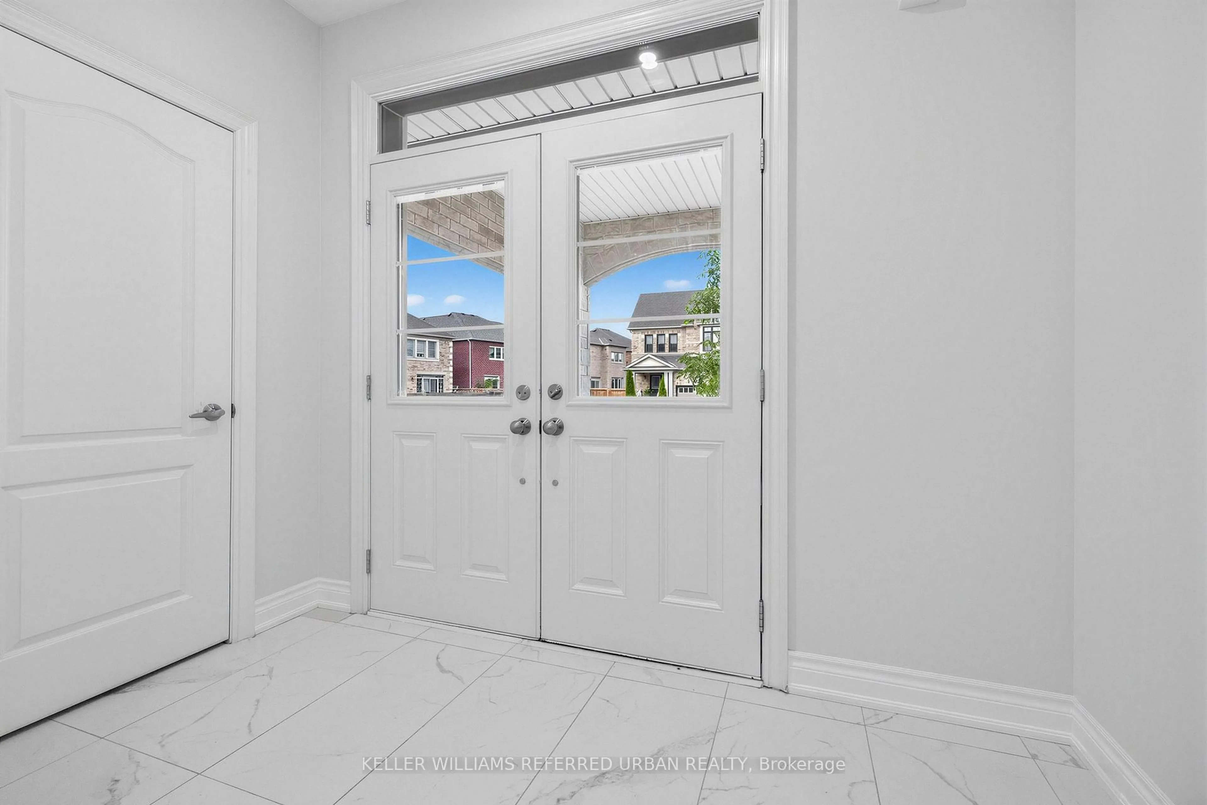 Indoor entryway for 6 Sharonview Cres, East Gwillimbury Ontario L9N 0S5