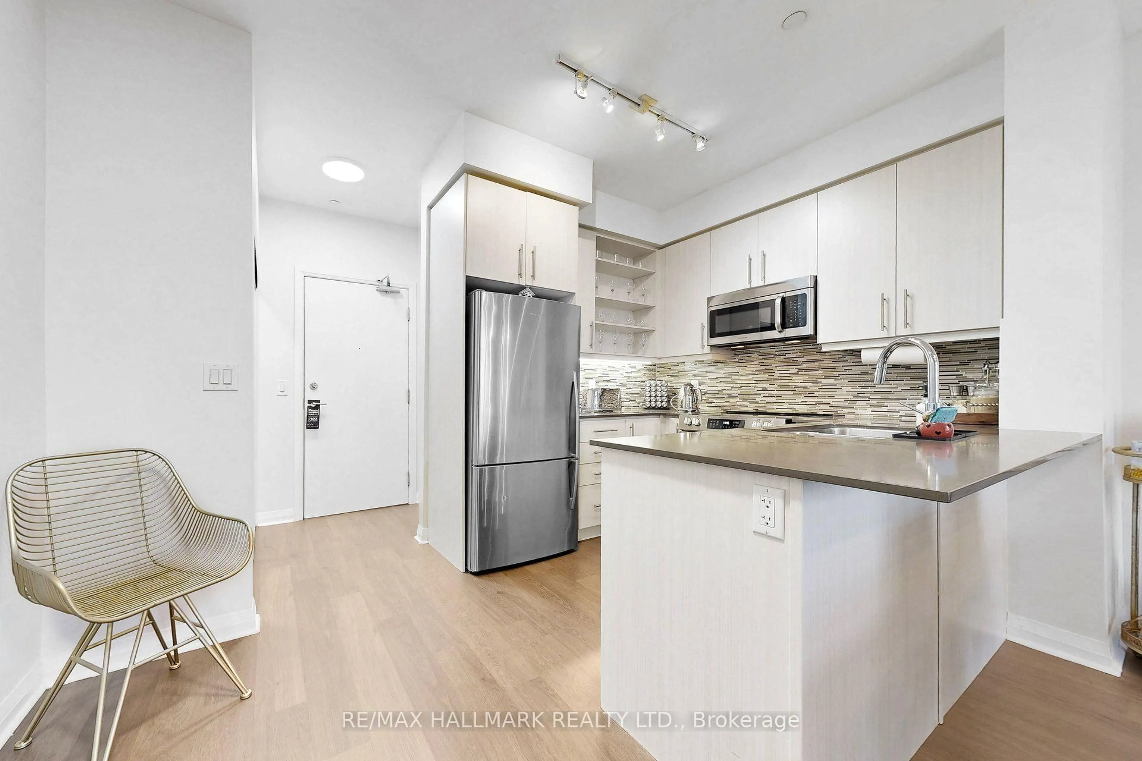 Standard kitchen, unknown for 55 Oneida Cres #PH 10, Richmond Hill Ontario L4B 0E8