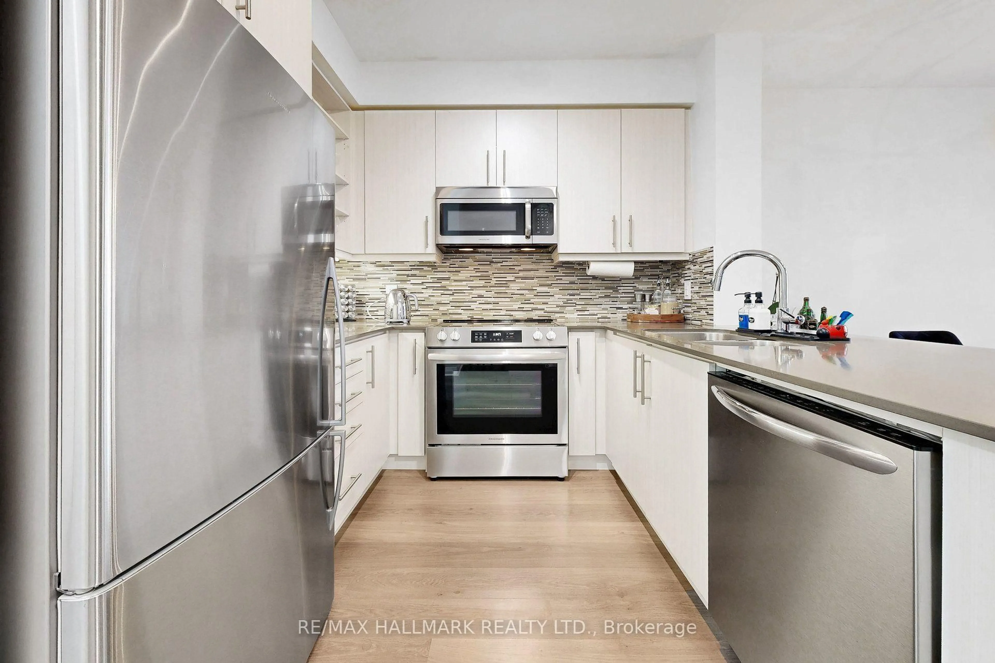 Standard kitchen, unknown for 55 Oneida Cres #PH 10, Richmond Hill Ontario L4B 0E8