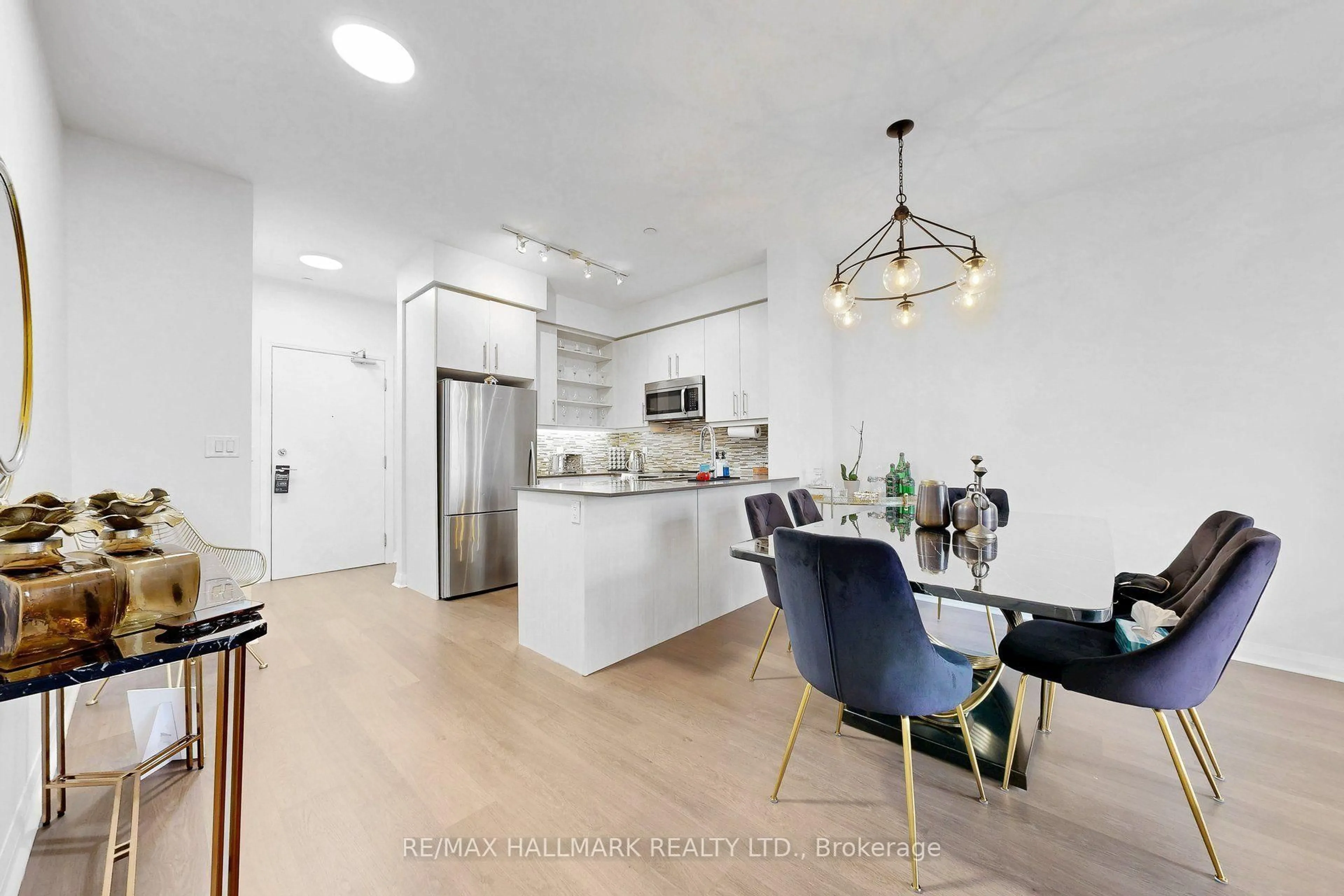 Open concept kitchen, unknown for 55 Oneida Cres #PH 10, Richmond Hill Ontario L4B 0E8