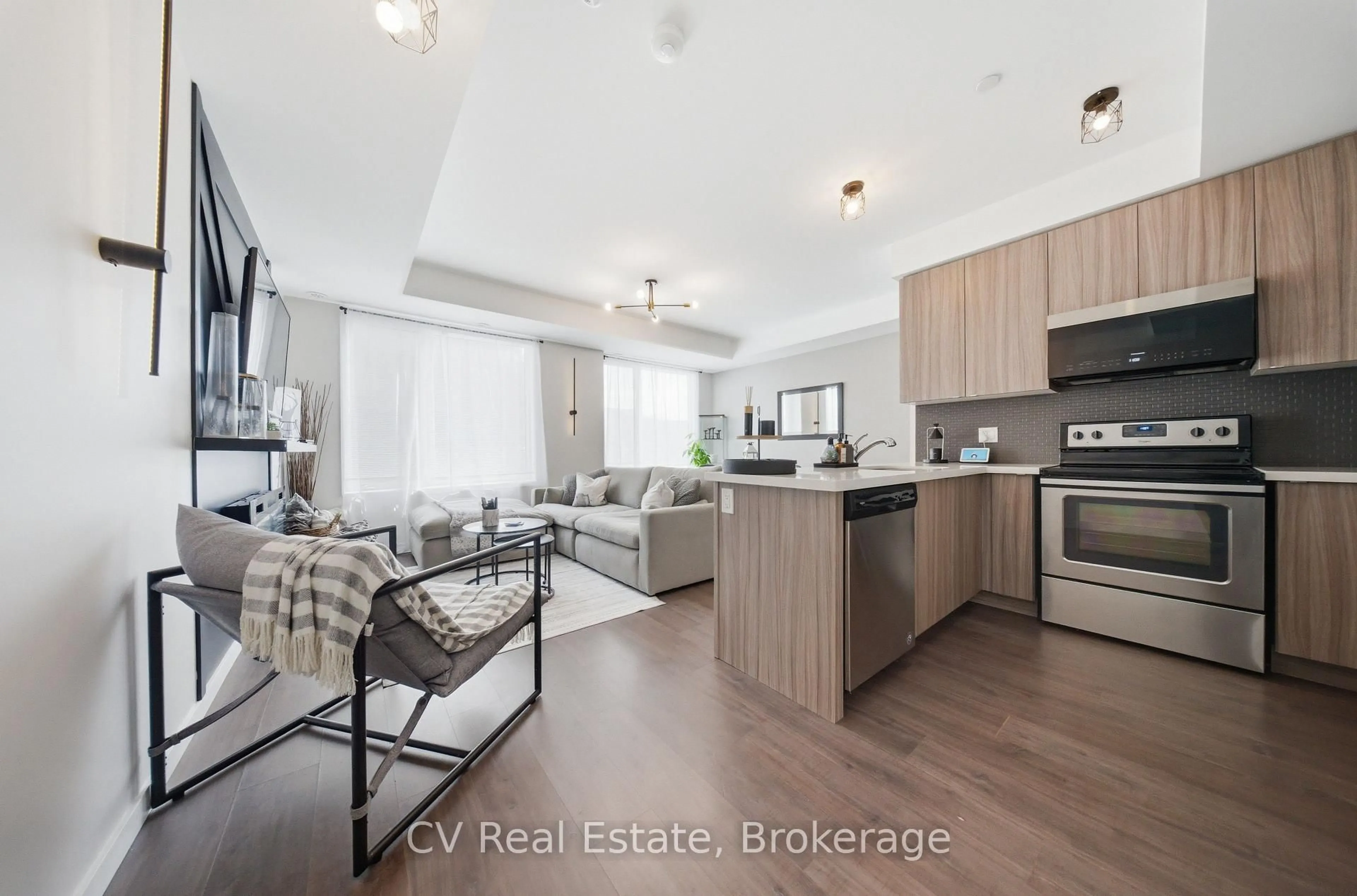 Open concept kitchen, wood/laminate floor for 500 Alex Gardner Circ #104, Aurora Ontario L4G 3G5