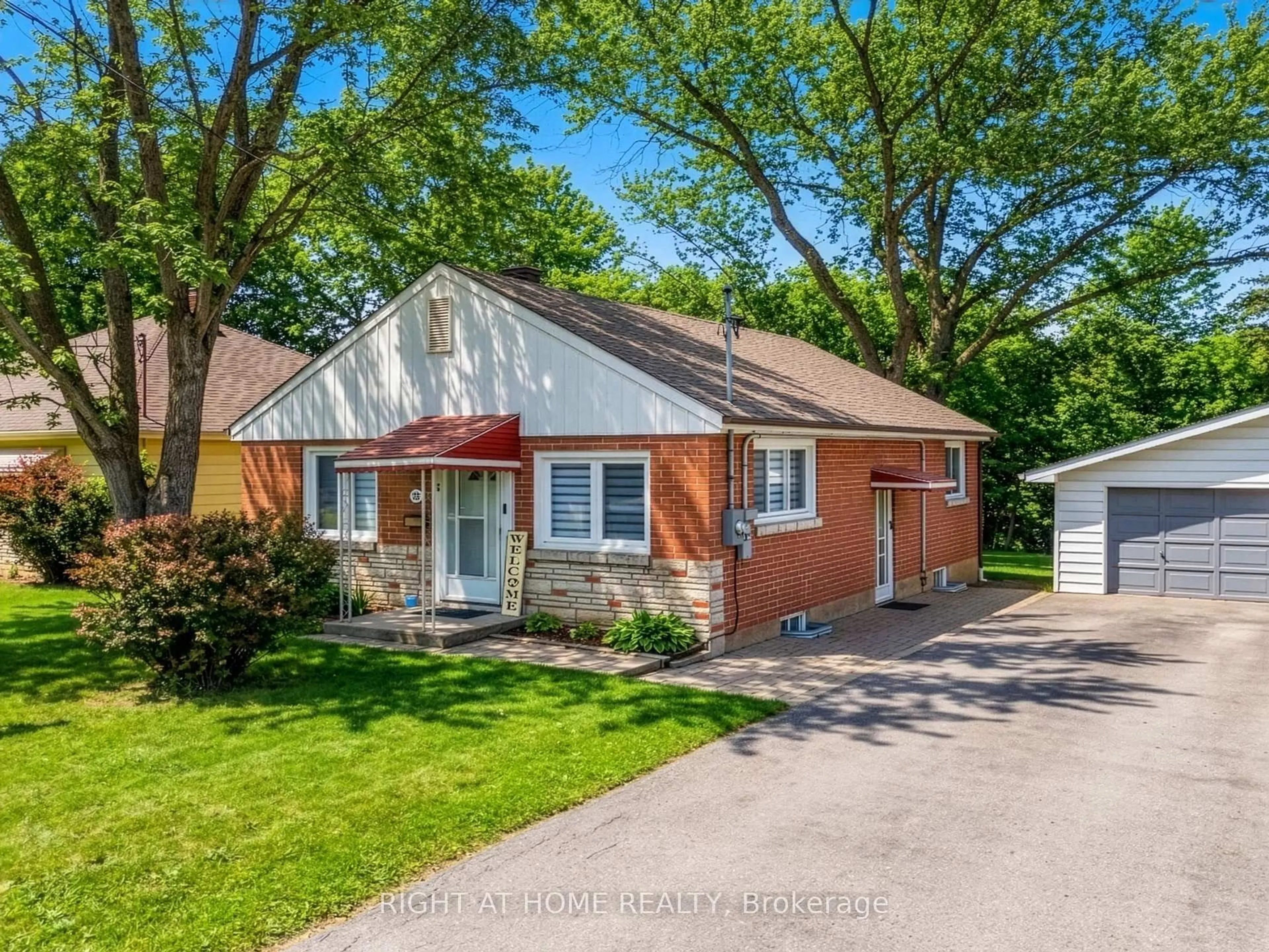 Unknown for 735 Srigley St, Newmarket Ontario L3Y 1X6