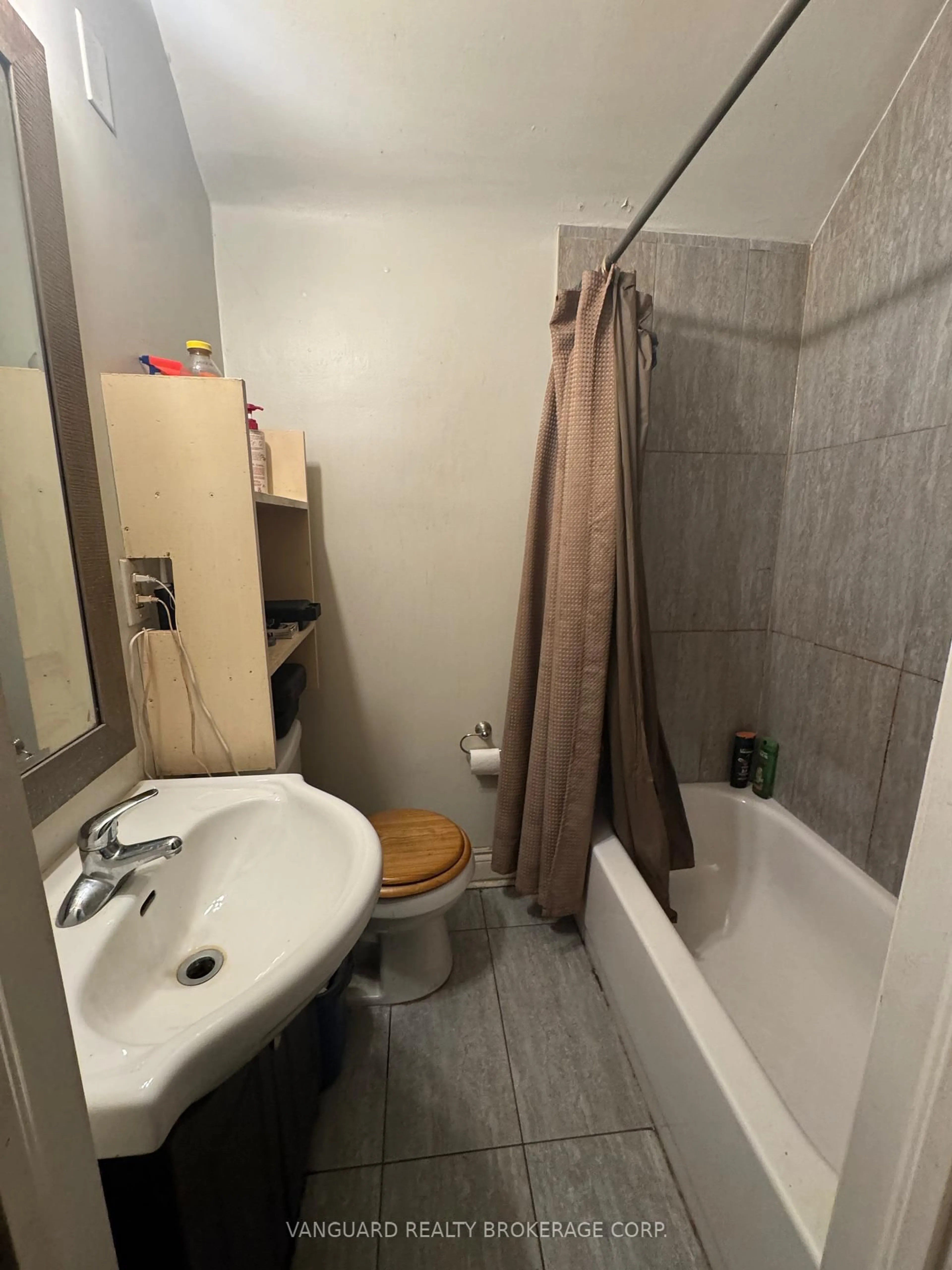 Standard bathroom, floor is not visible for 76 Wellington St, New Tecumseth Ontario L9R 1G8