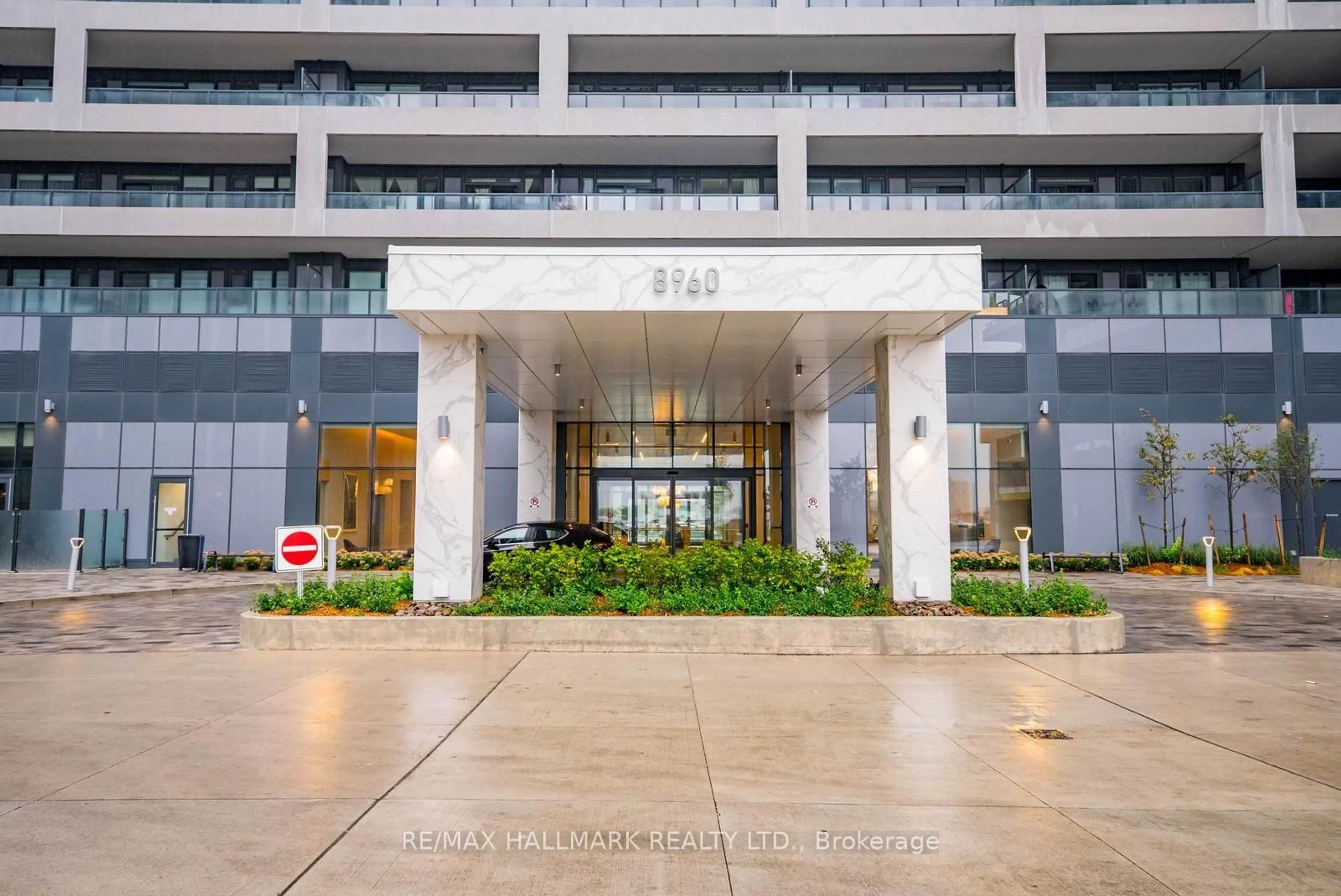 Indoor foyer for 8960 Jane St #1706, Vaughan Ontario L4K 0N9