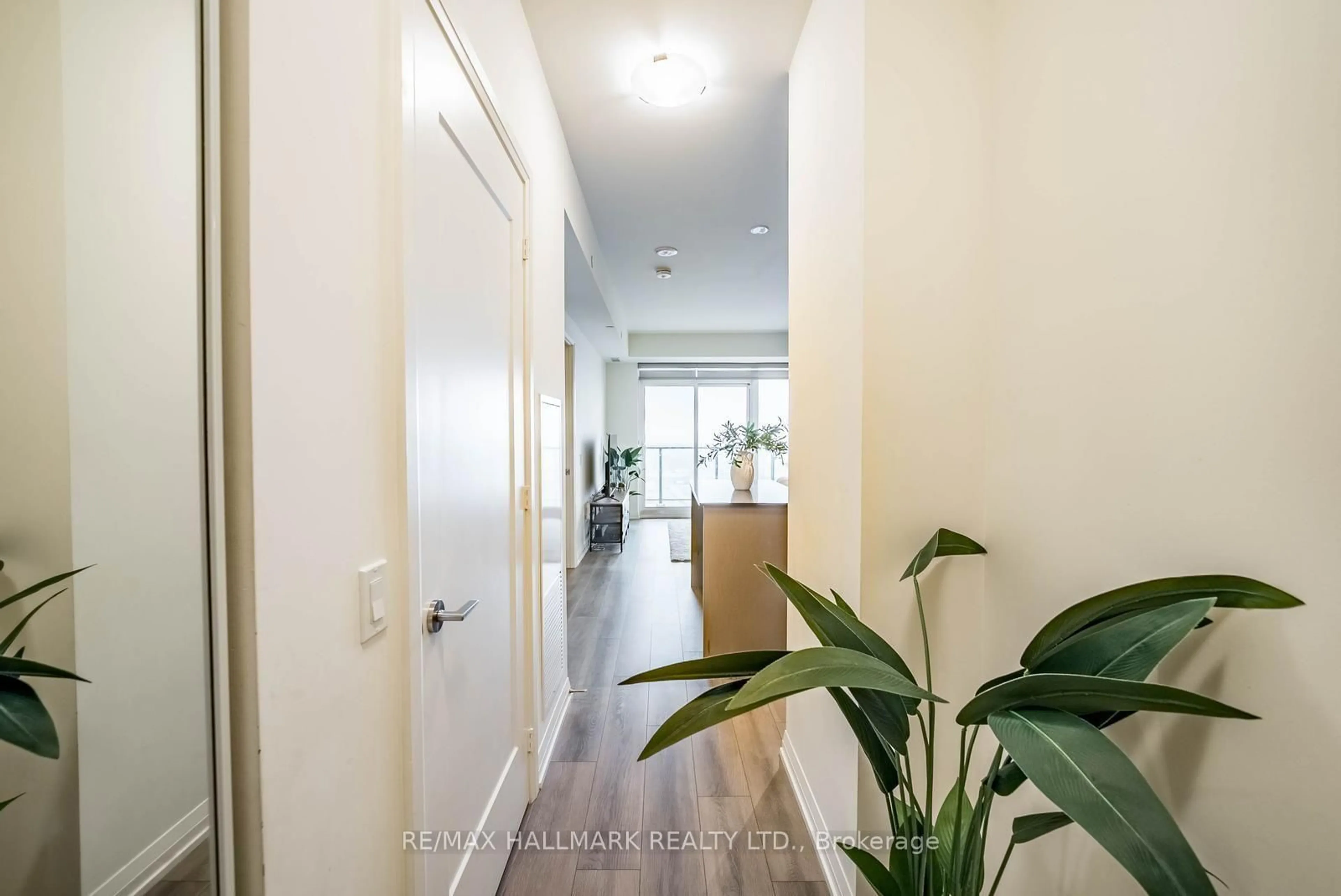 Indoor foyer for 8960 Jane St #1706, Vaughan Ontario L4K 0N9