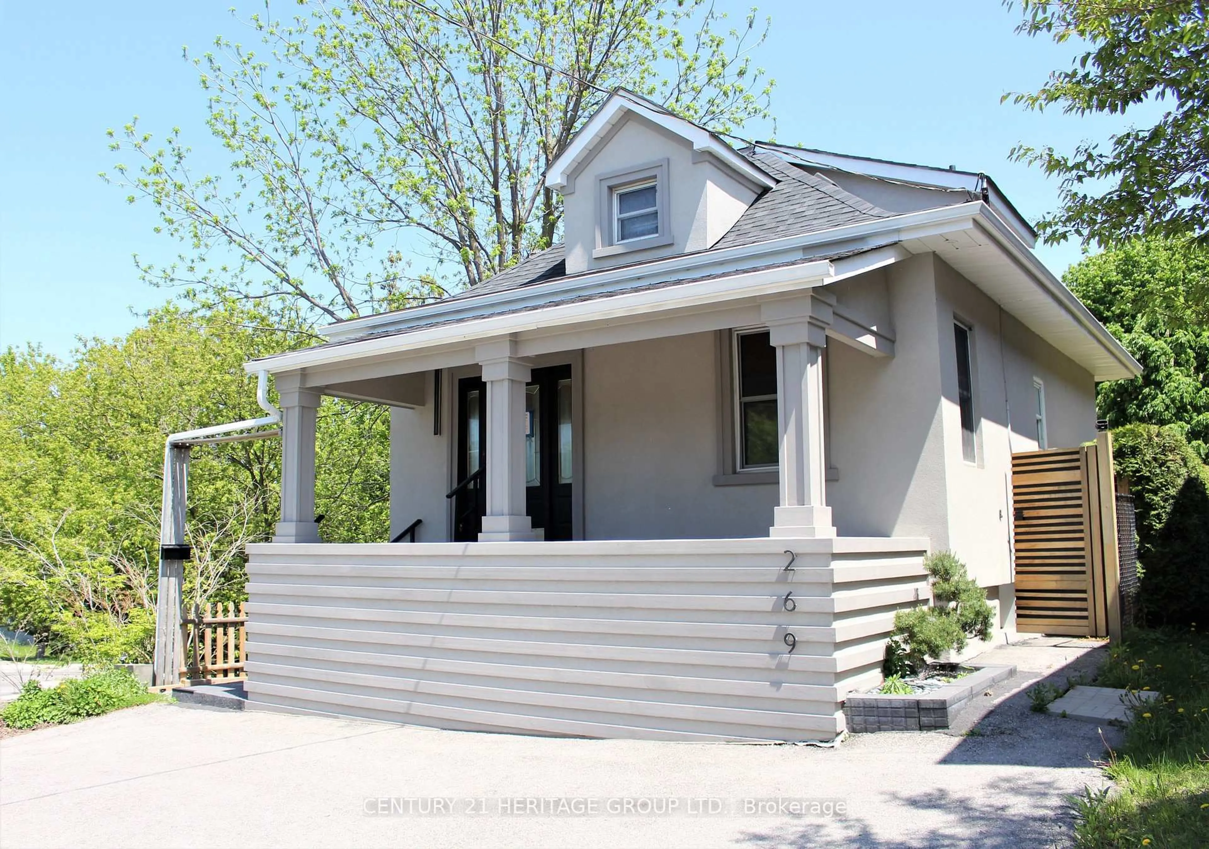 Home with vinyl exterior material, street for 269 Prospect St, Newmarket Ontario L3Y 3V3