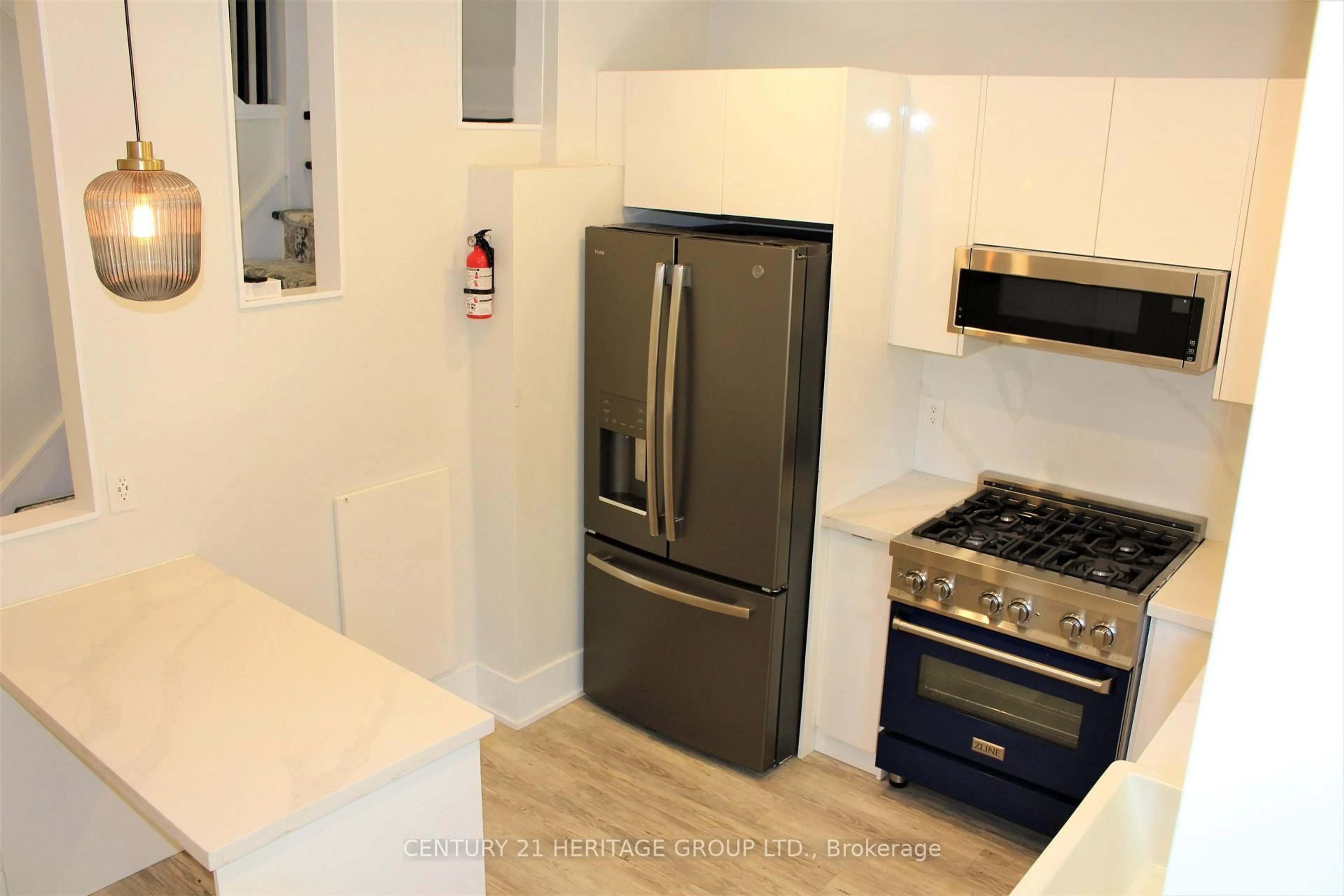 Standard kitchen, ceramic/tile floor for 269 Prospect St, Newmarket Ontario L3Y 3V3