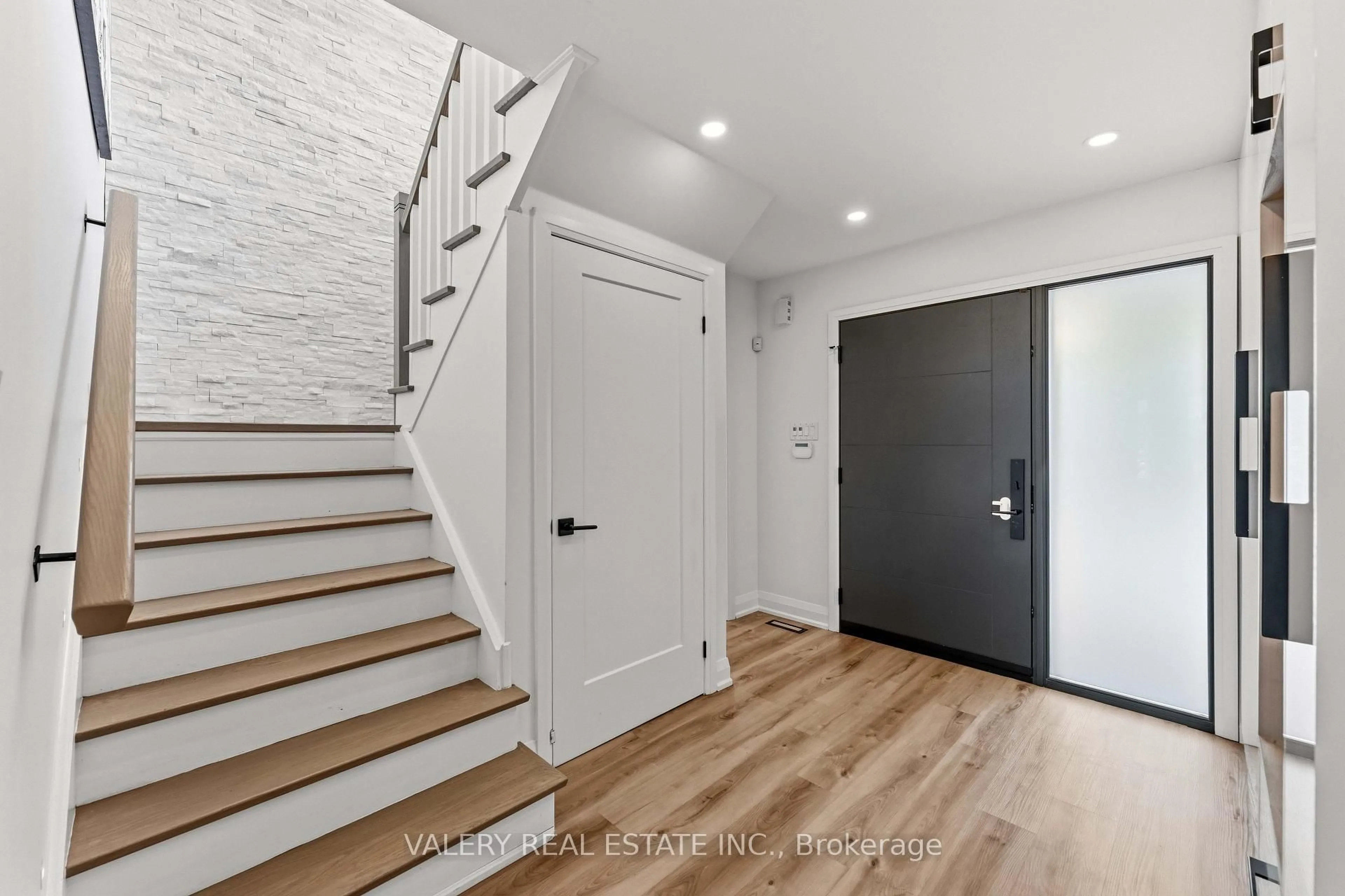 Indoor entryway for 9 Vanguard Rd, Vaughan Ontario L4K 5G4