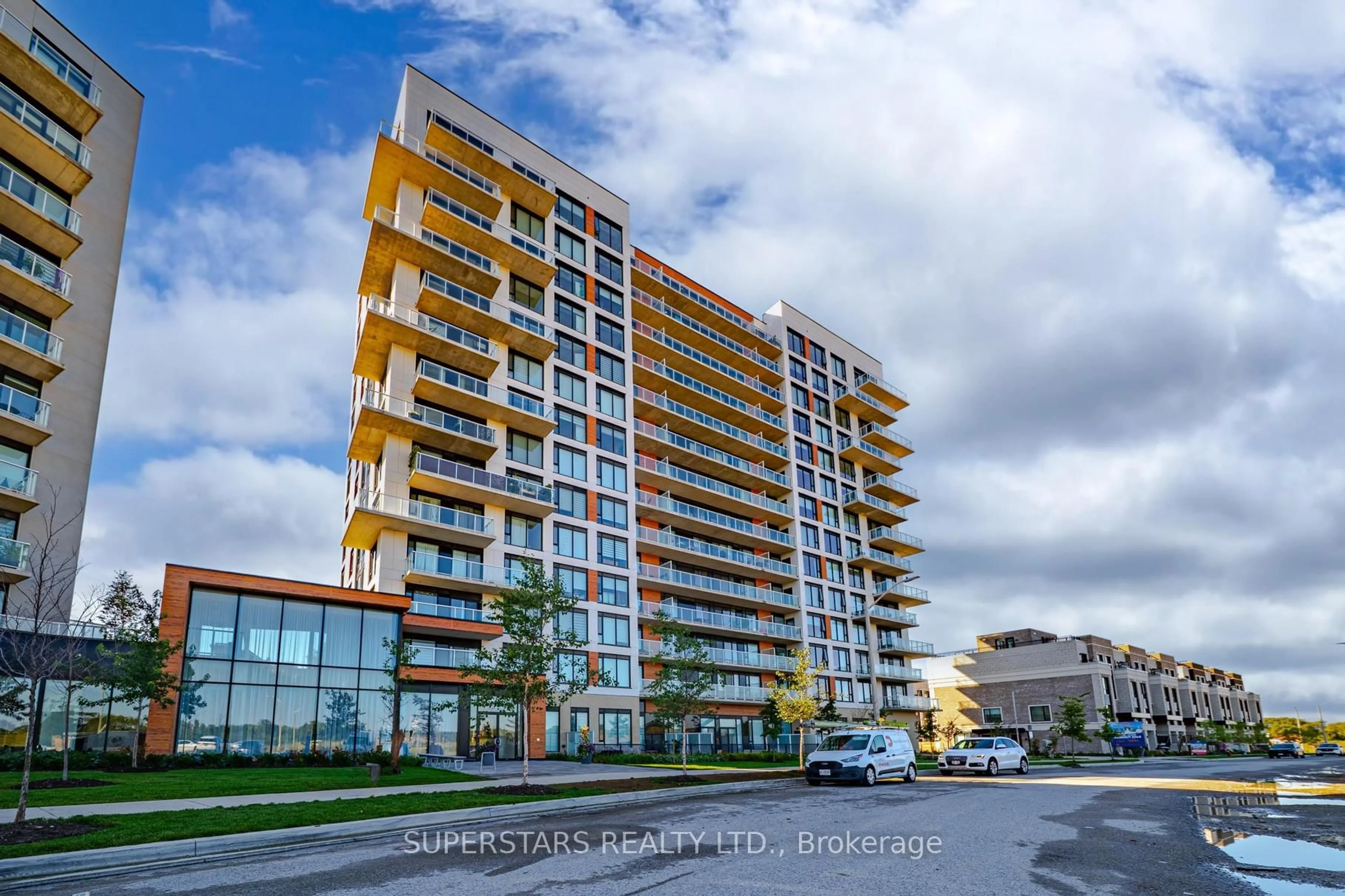 A pic from outside/outdoor area/front of a property/back of a property/a pic from drone, building for 2 David Eyer Rd #230, Richmond Hill Ontario L4S 0N6