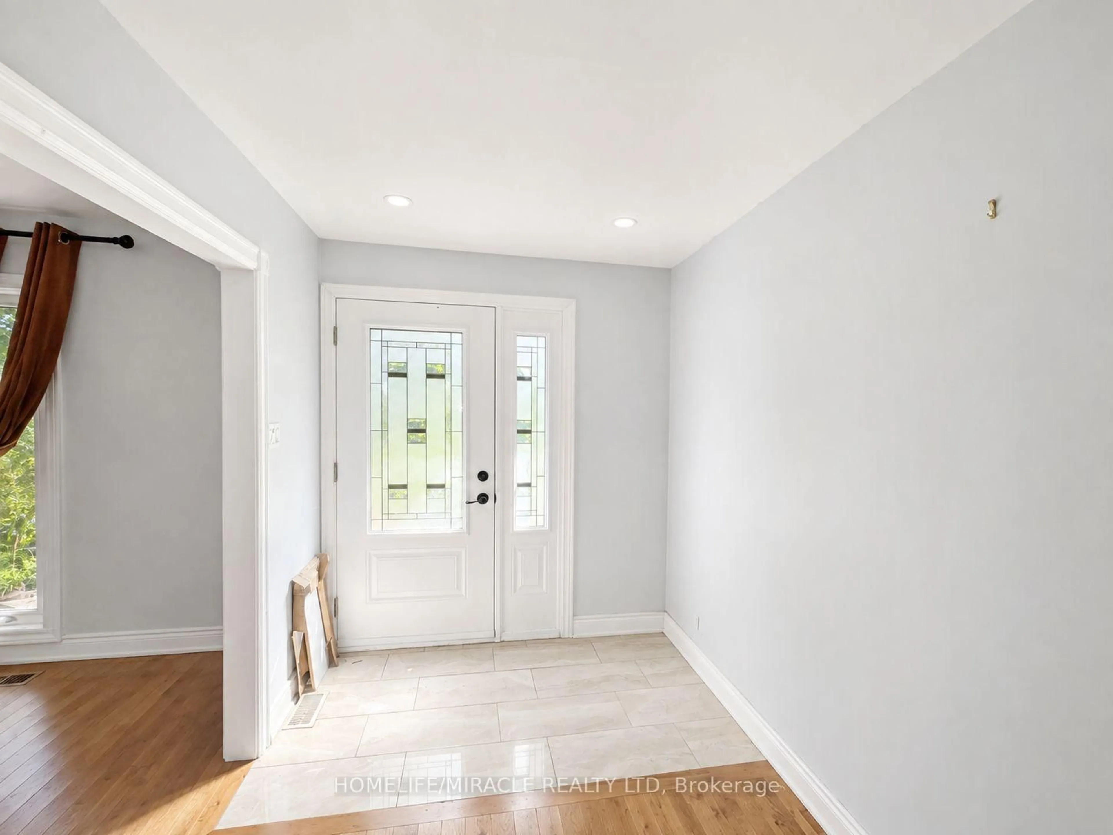 Indoor entryway for 14178 Yonge St, Aurora Ontario L4G 0P5