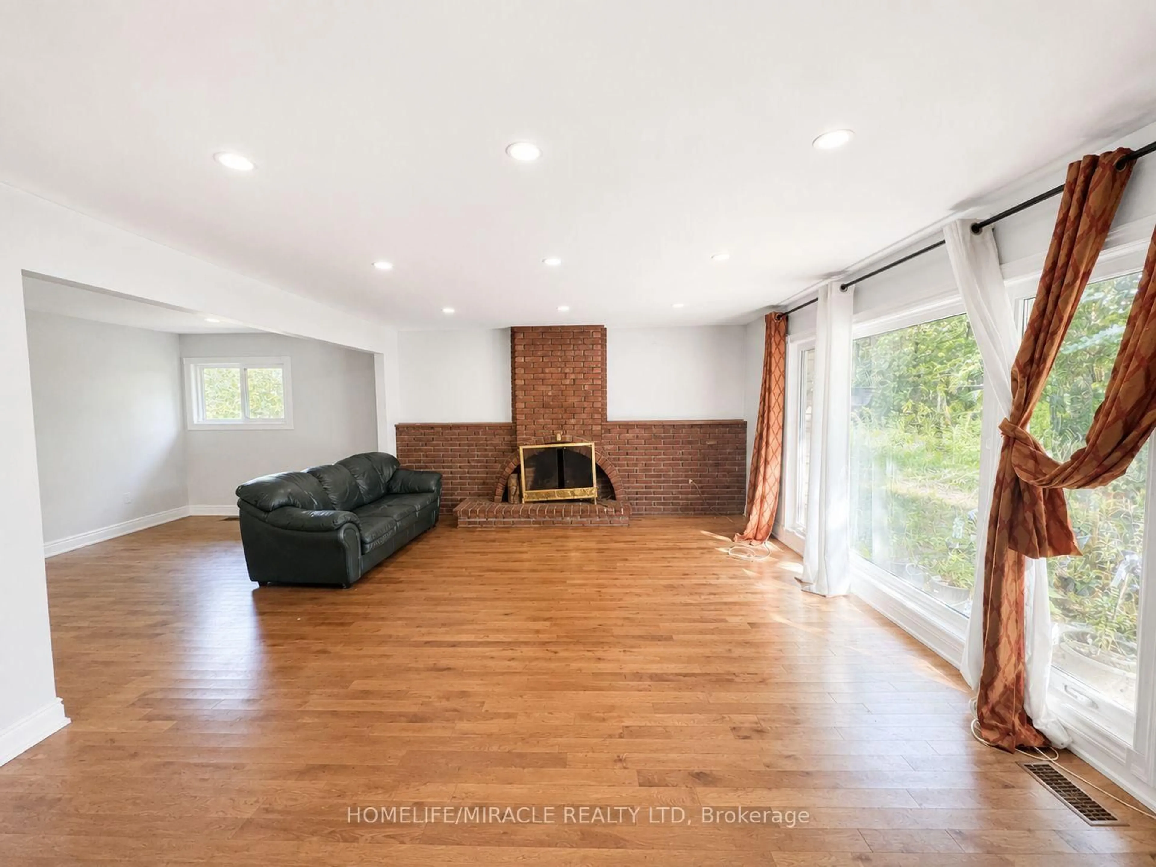 Living room with furniture, unknown for 14178 Yonge St, Aurora Ontario L4G 0P5
