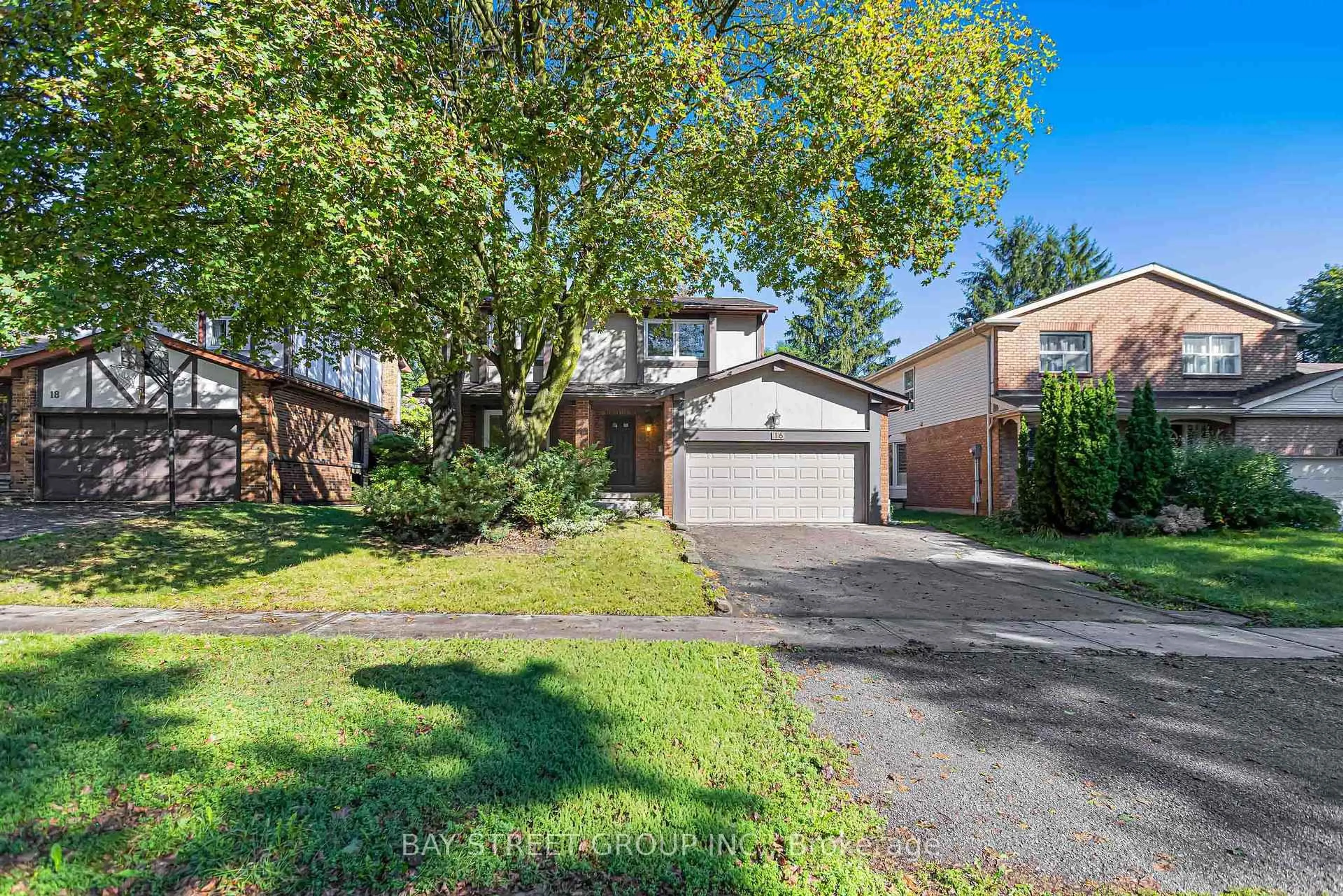 A pic from outside/outdoor area/front of a property/back of a property/a pic from drone, street for 16 Innisbrook Cres, Markham Ontario L3T 5B1