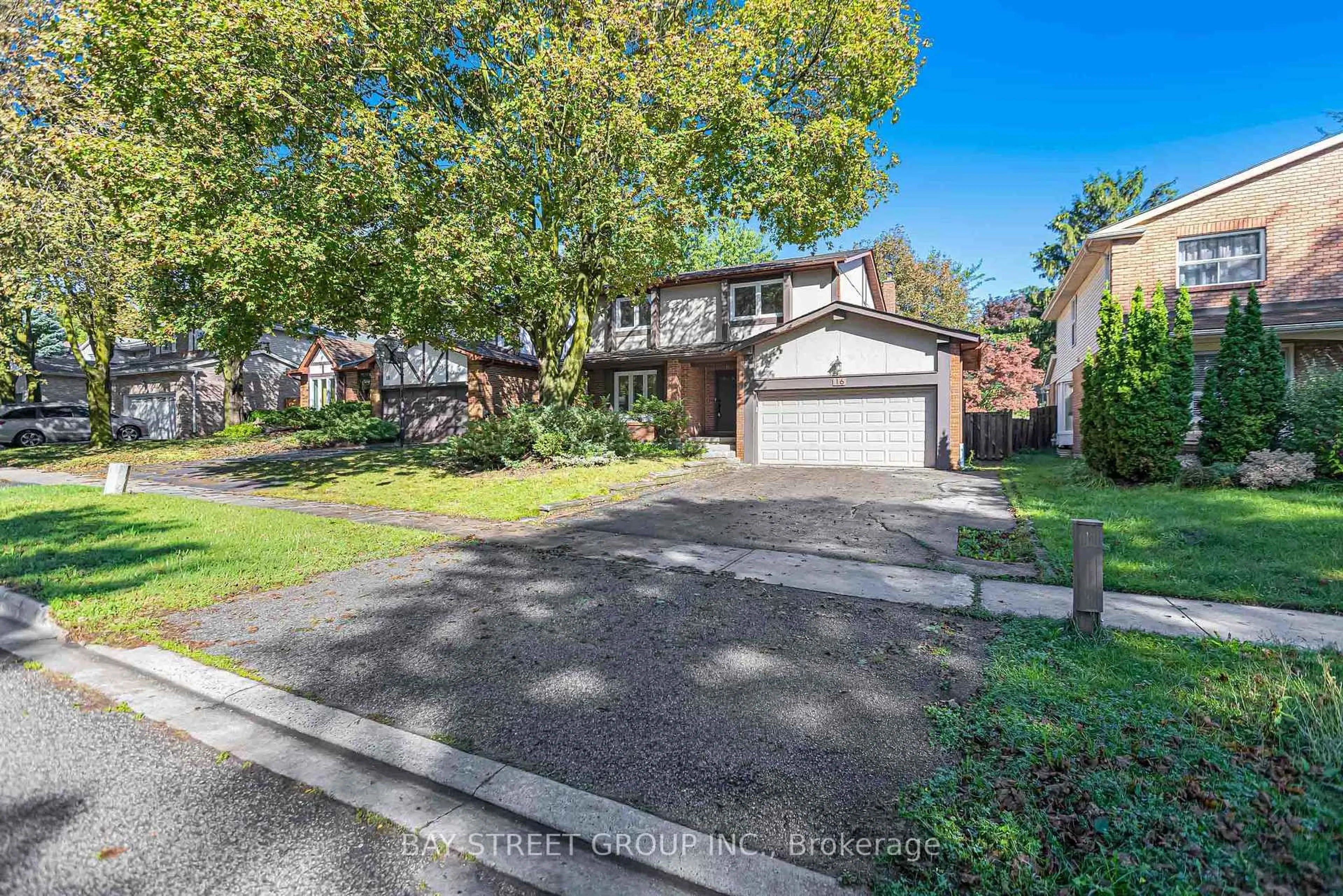 A pic from outside/outdoor area/front of a property/back of a property/a pic from drone, street for 16 Innisbrook Cres, Markham Ontario L3T 5B1