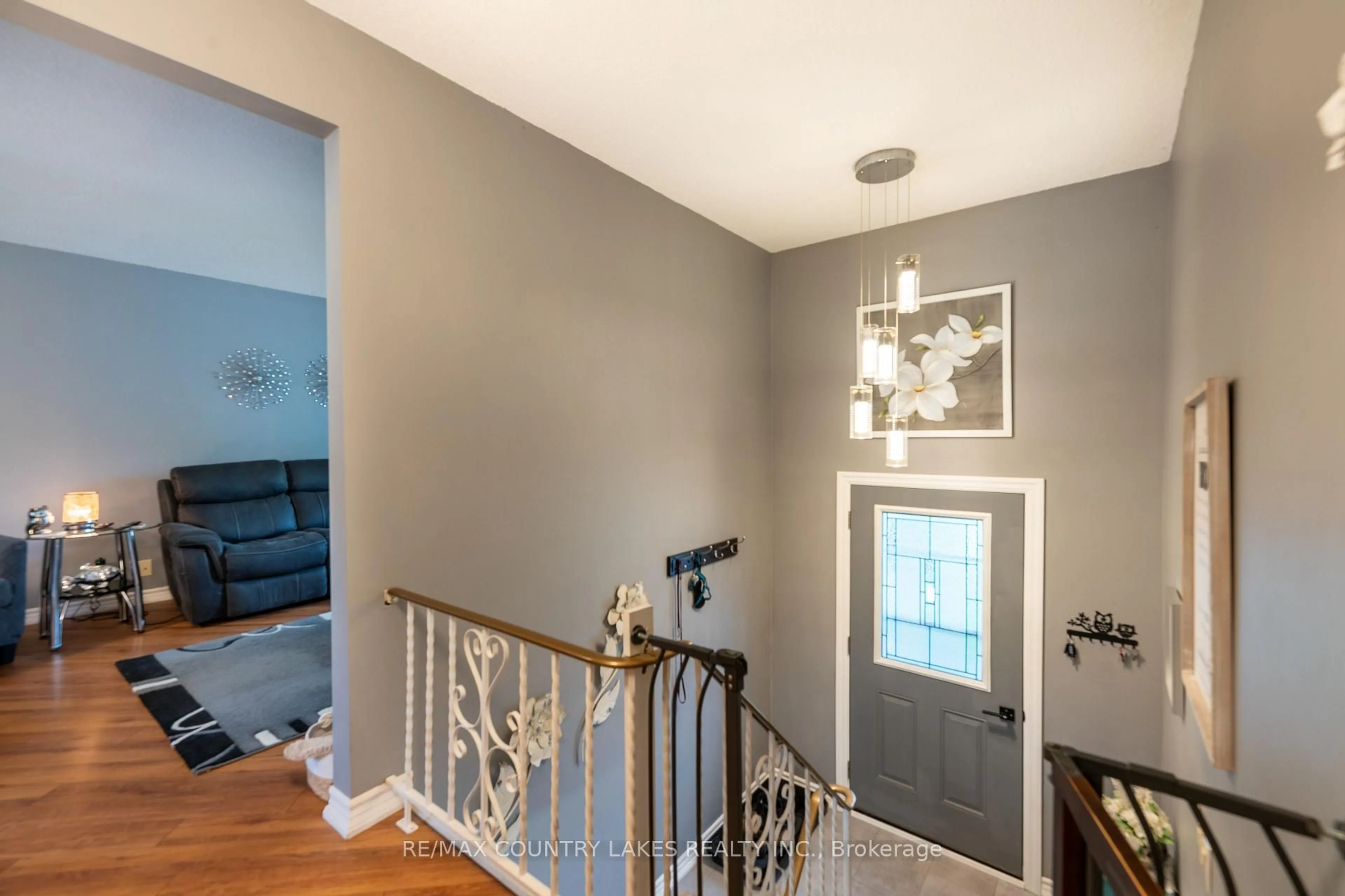 Indoor entryway for 65 Beaver Ridge Dr, Brock Ontario L0E 1E0