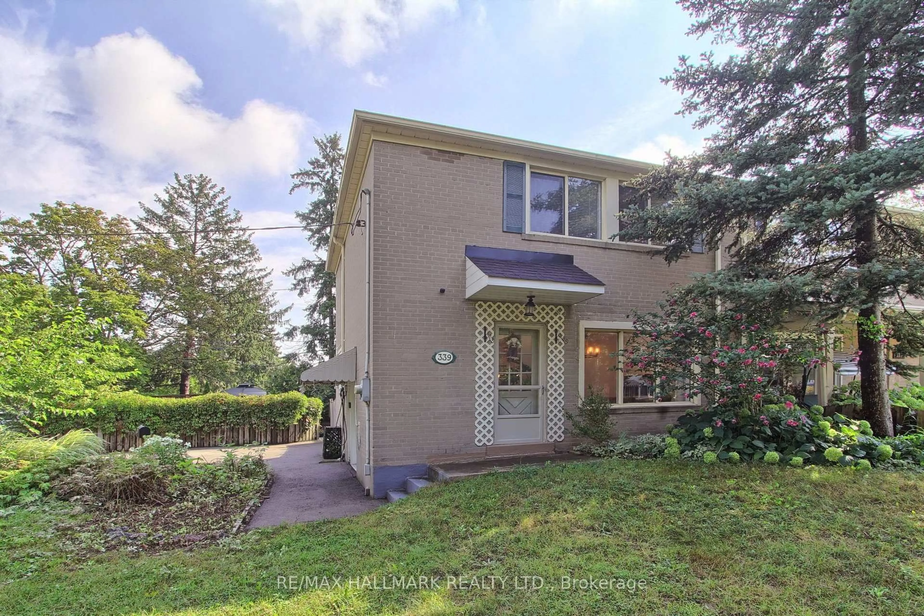 A pic from outside/outdoor area/front of a property/back of a property/a pic from drone, street for 339 Neal Dr, Richmond Hill Ontario L4C 3L3