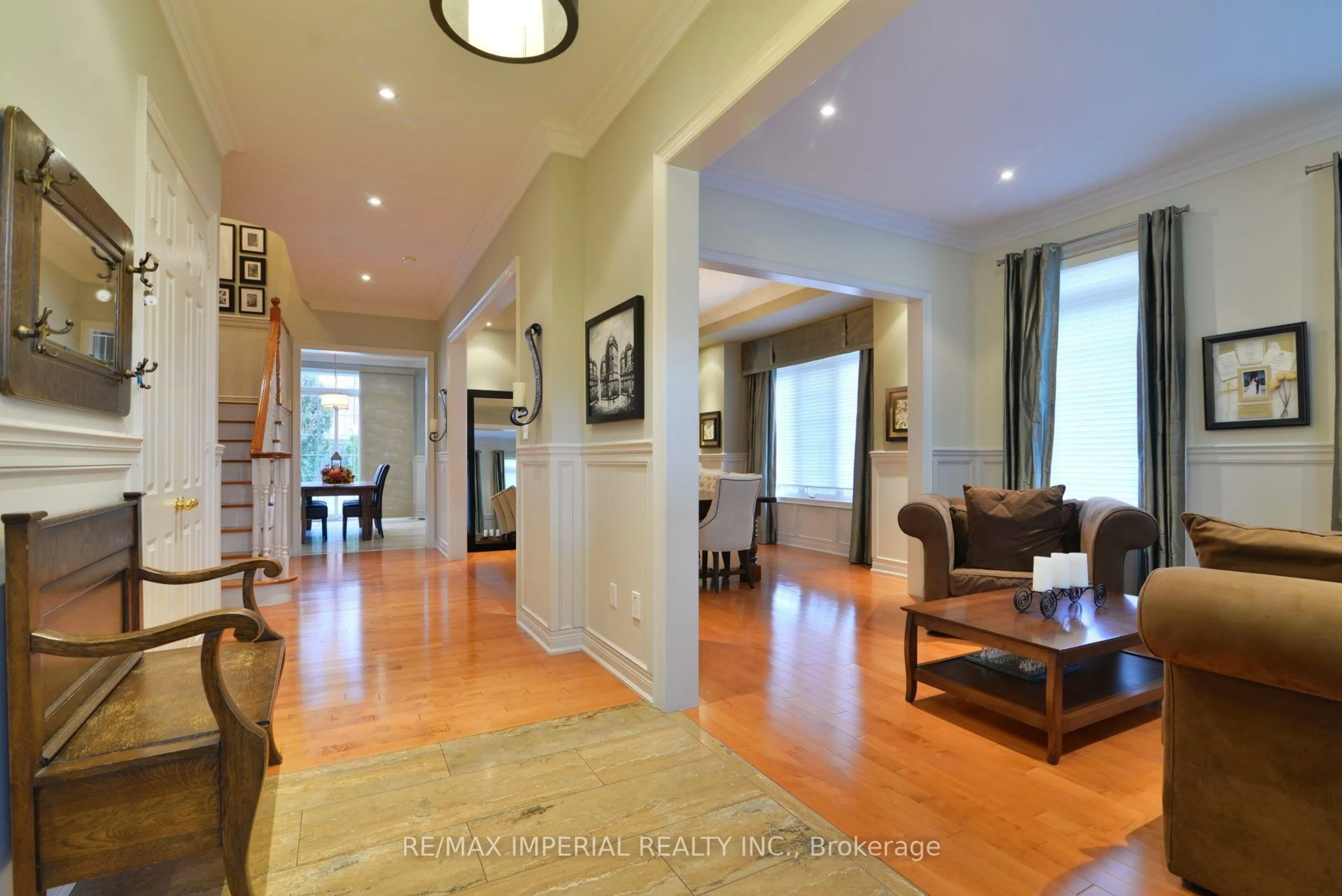 Indoor foyer for 11 Candlelight Dr, Richmond Hill Ontario L4E 5E4