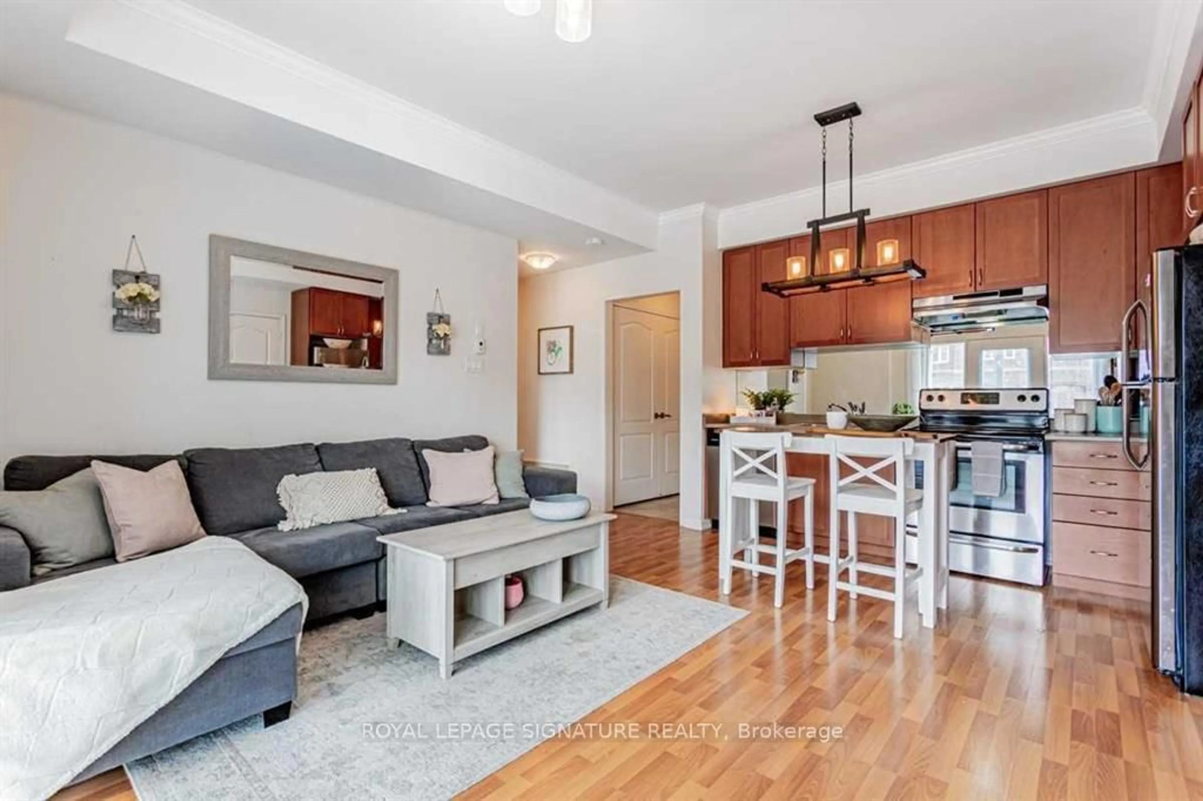 Open concept kitchen, wood/laminate floor for 261 John Way #2, Aurora Ontario L4G 0S8
