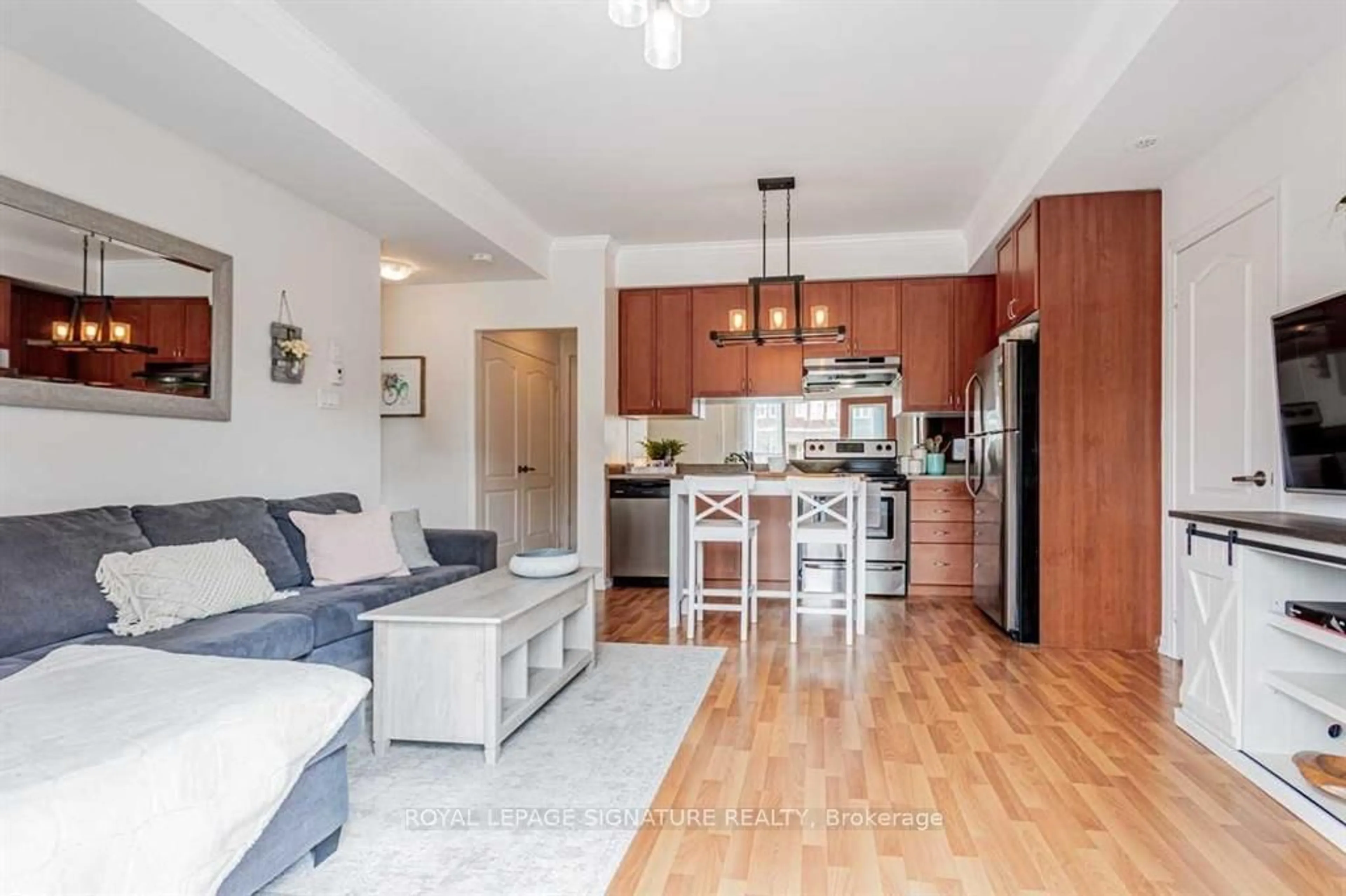 Open concept kitchen, wood/laminate floor for 261 John Way #2, Aurora Ontario L4G 0S8
