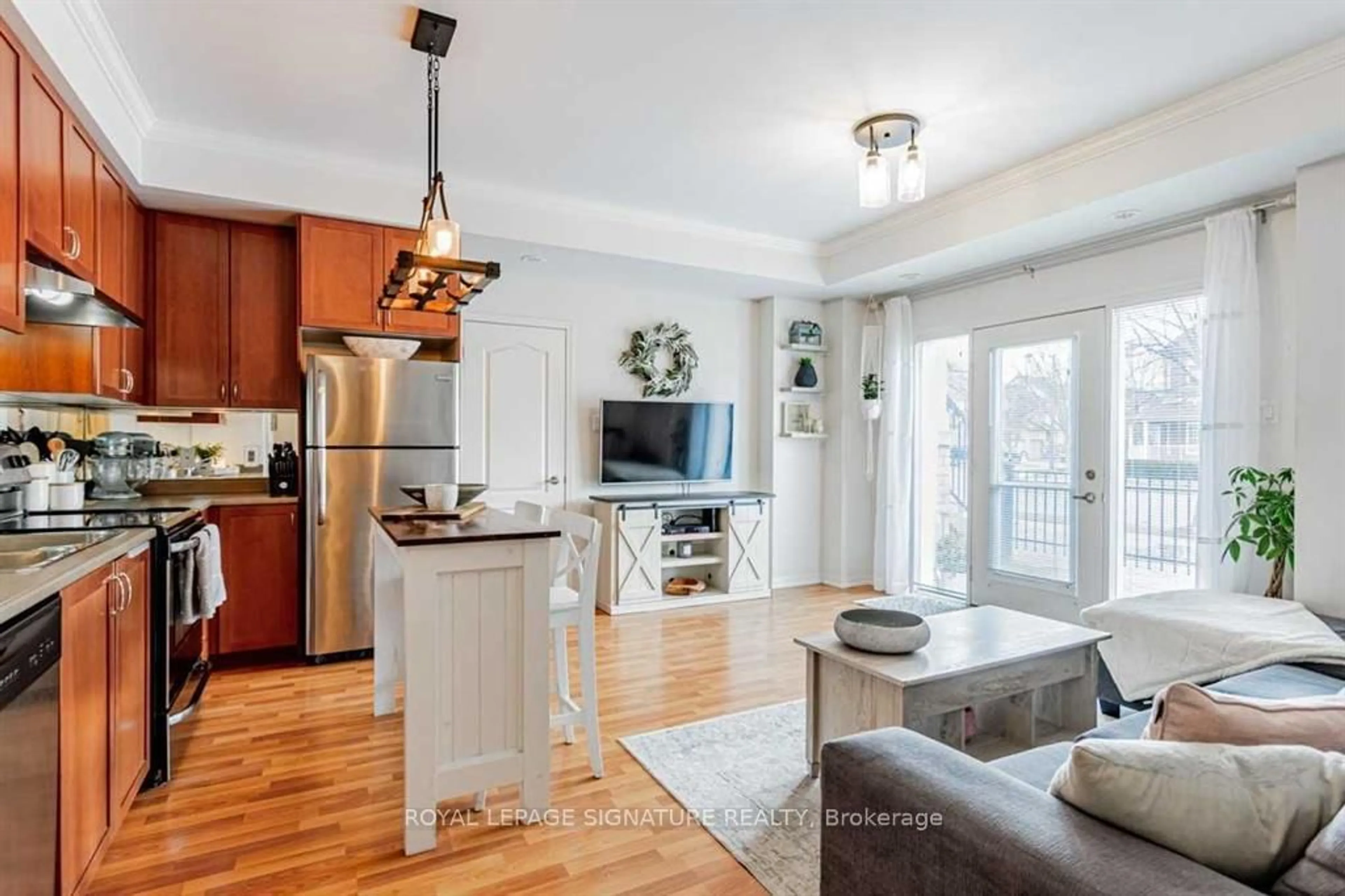 Open concept kitchen, wood/laminate floor for 261 John Way #2, Aurora Ontario L4G 0S8