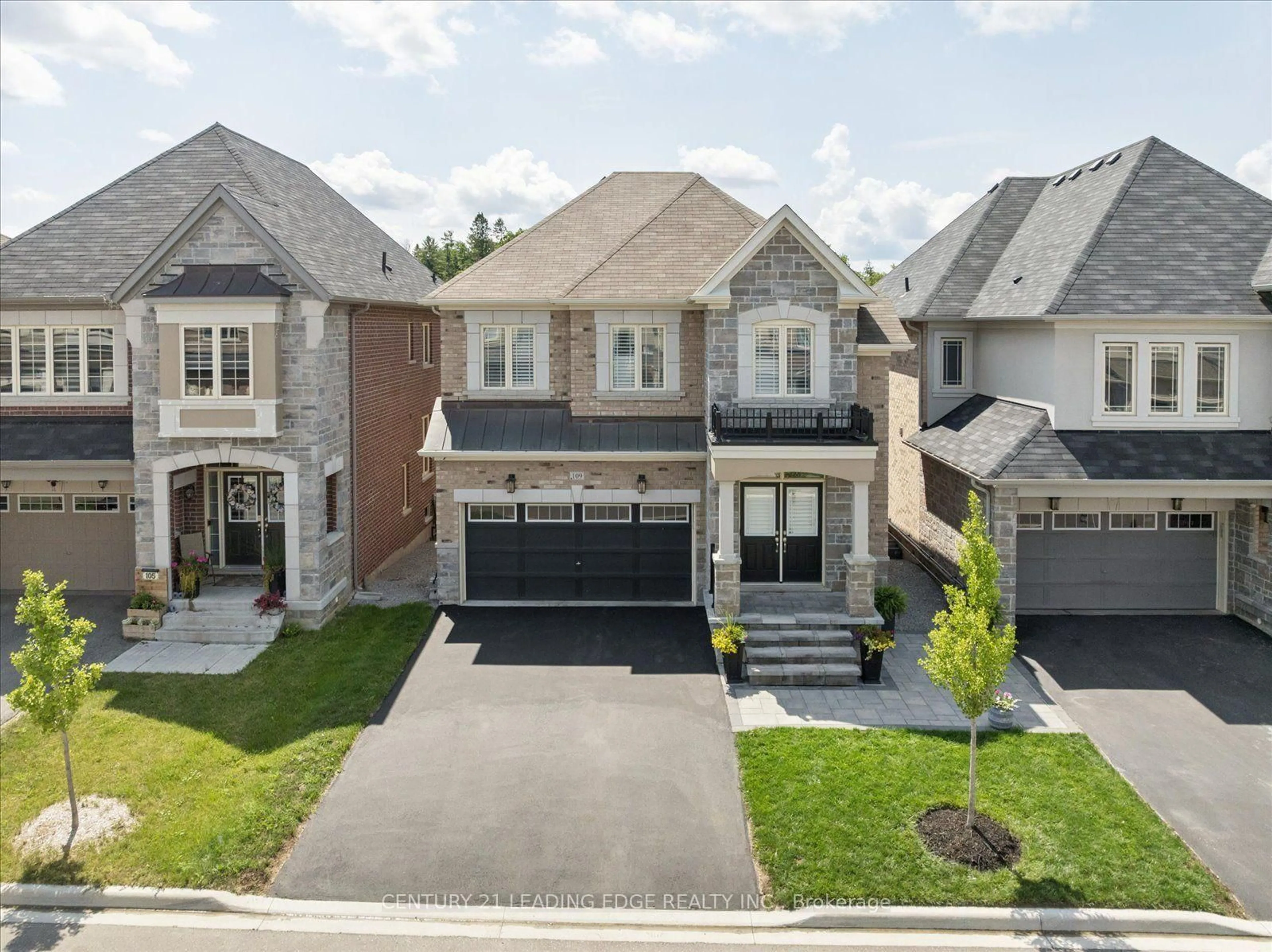 A pic from outside/outdoor area/front of a property/back of a property/a pic from drone, street for 109 Ben Sinclair Ave, East Gwillimbury Ontario L9N 0S3