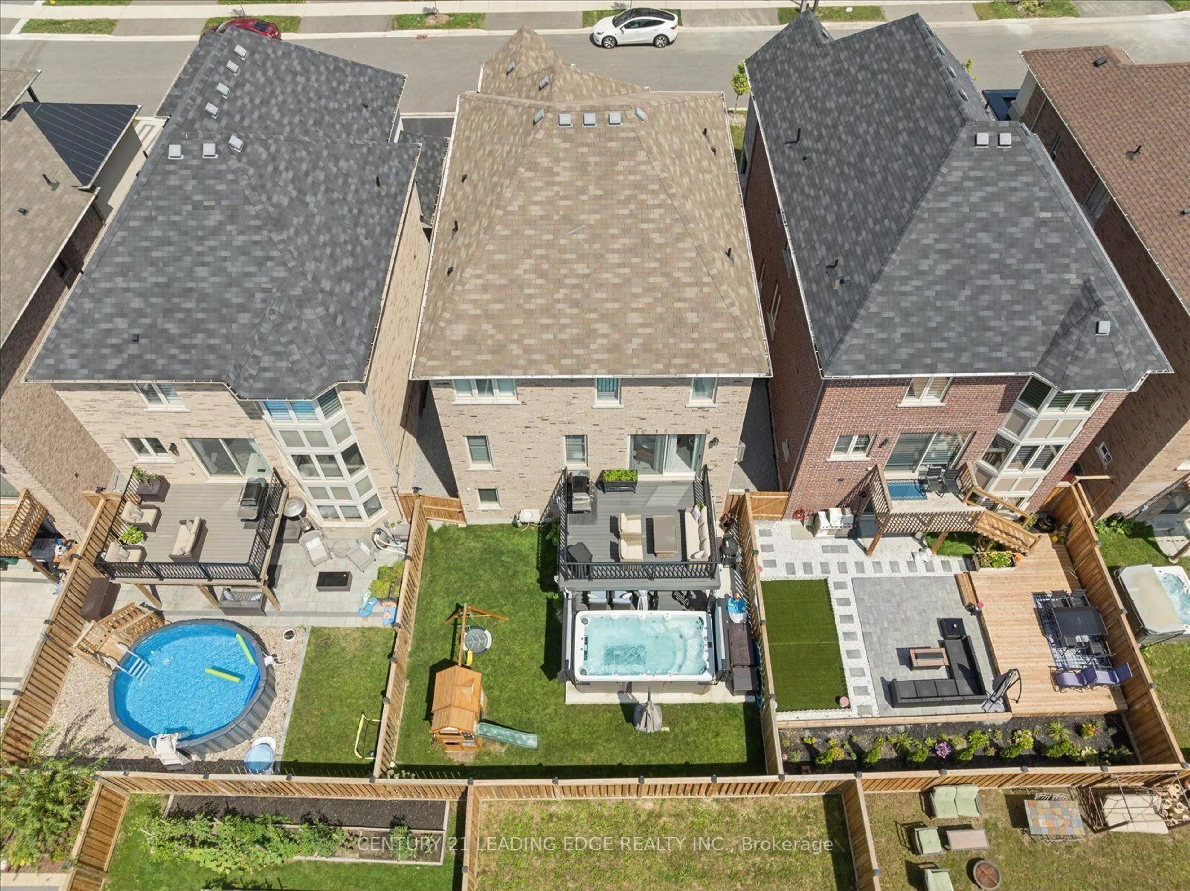 A pic from outside/outdoor area/front of a property/back of a property/a pic from drone, city buildings view from balcony for 109 Ben Sinclair Ave, East Gwillimbury Ontario L9N 0S3