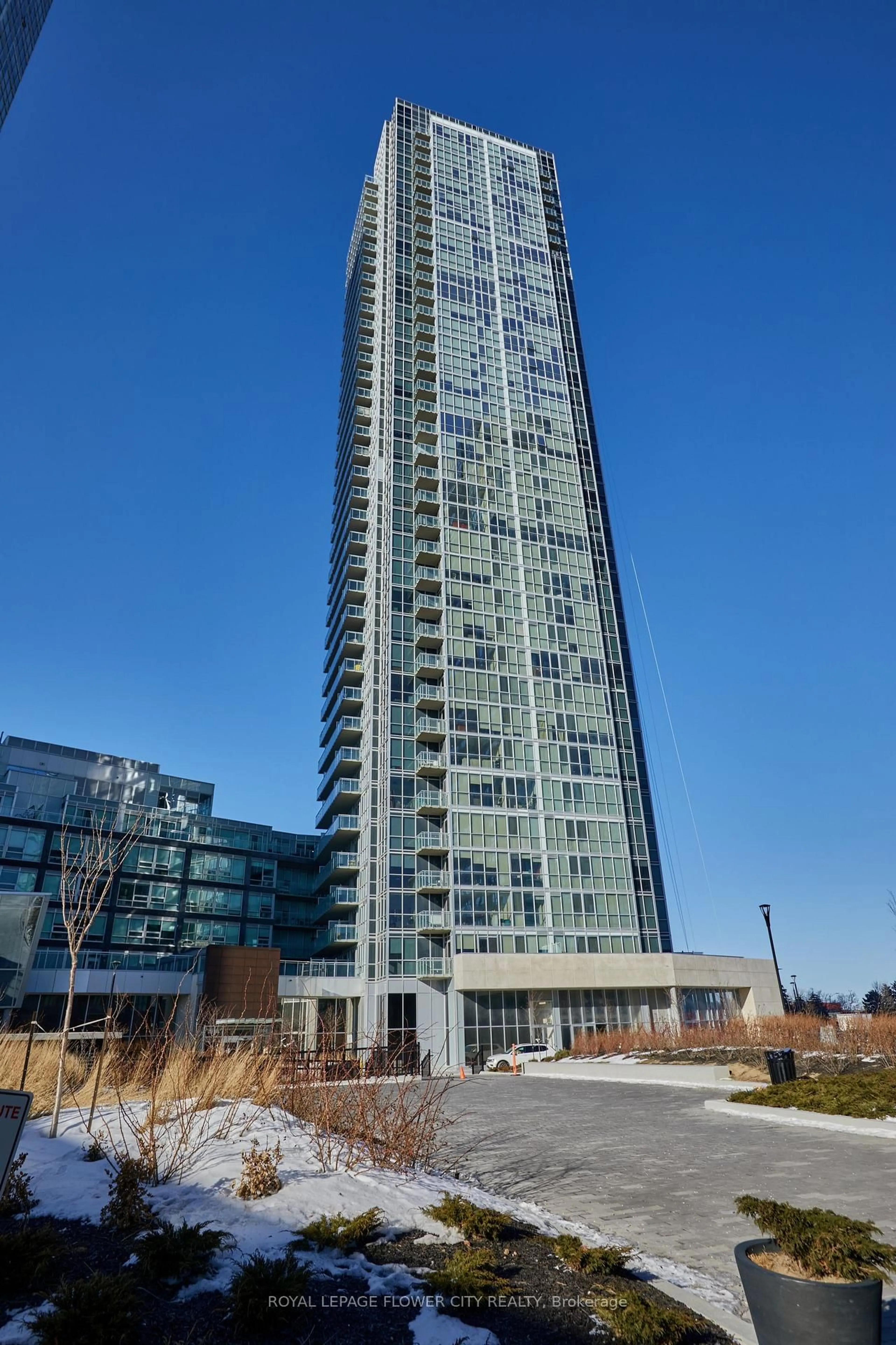 Indoor foyer for 2908 Highway 7 Rd #325, Vaughan Ontario L4K 0K5