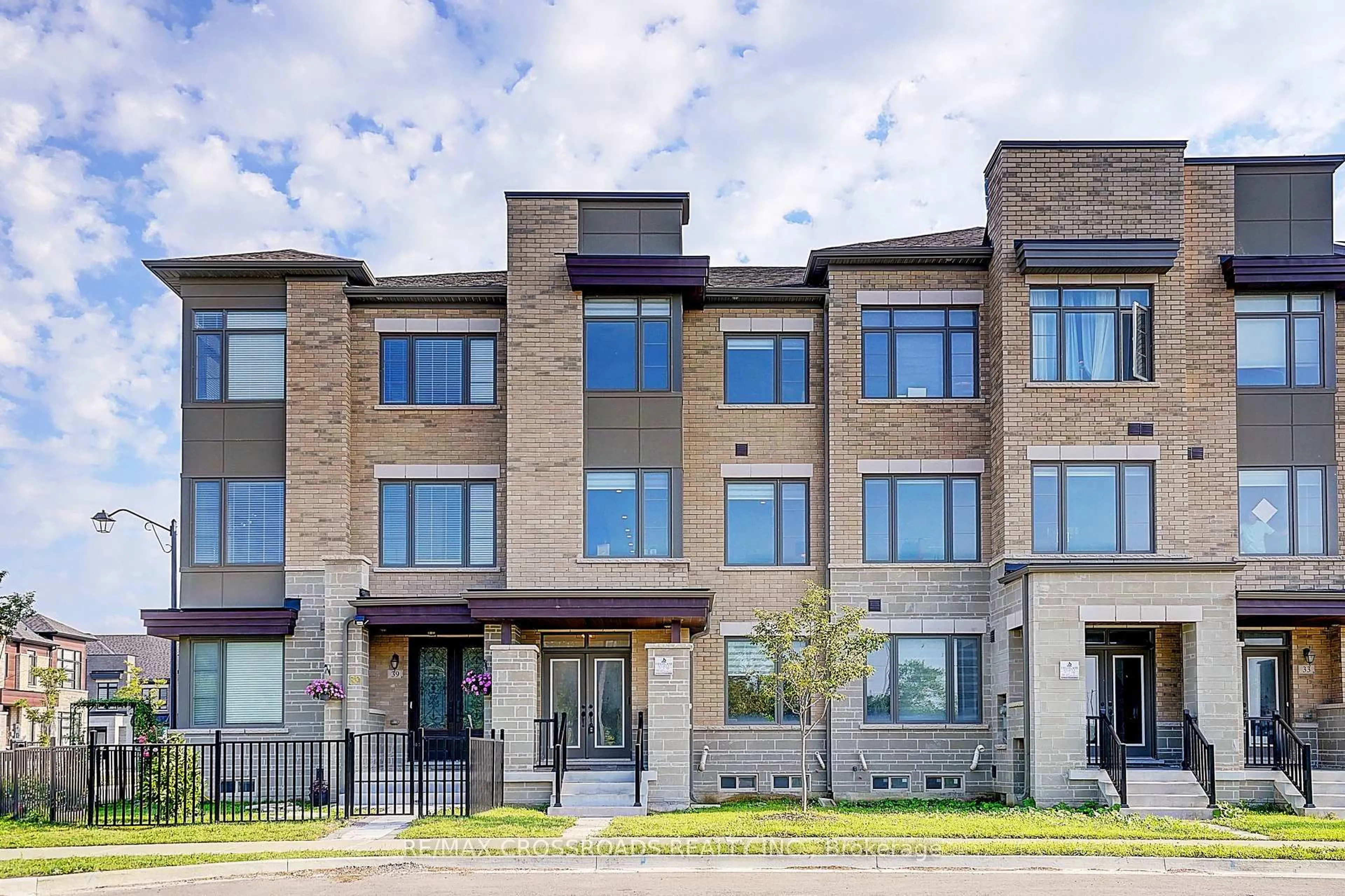Home with brick exterior material, unknown for 37 Mccague Ave, Richmond Hill Ontario L4S 0J4