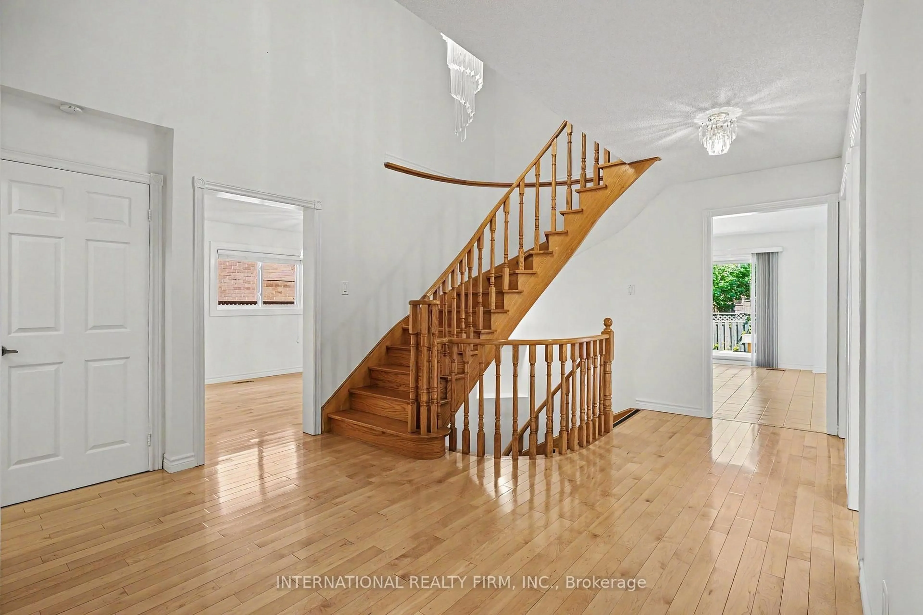 Indoor foyer for 46 Heath St, Richmond Hill Ontario L4B 2B5