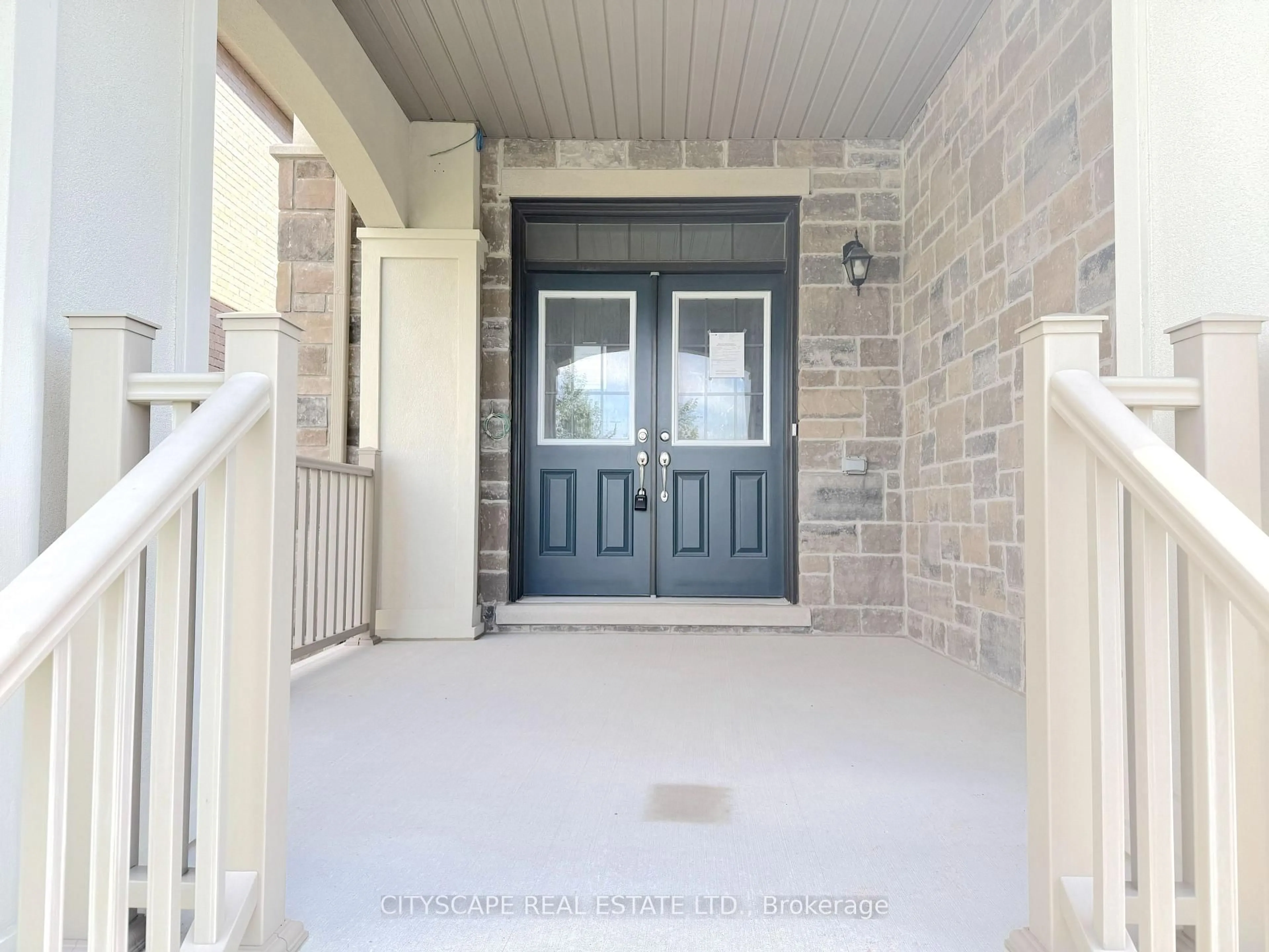 Indoor entryway for 5 Pear Blossom Way, East Gwillimbury Ontario L9N 0T1