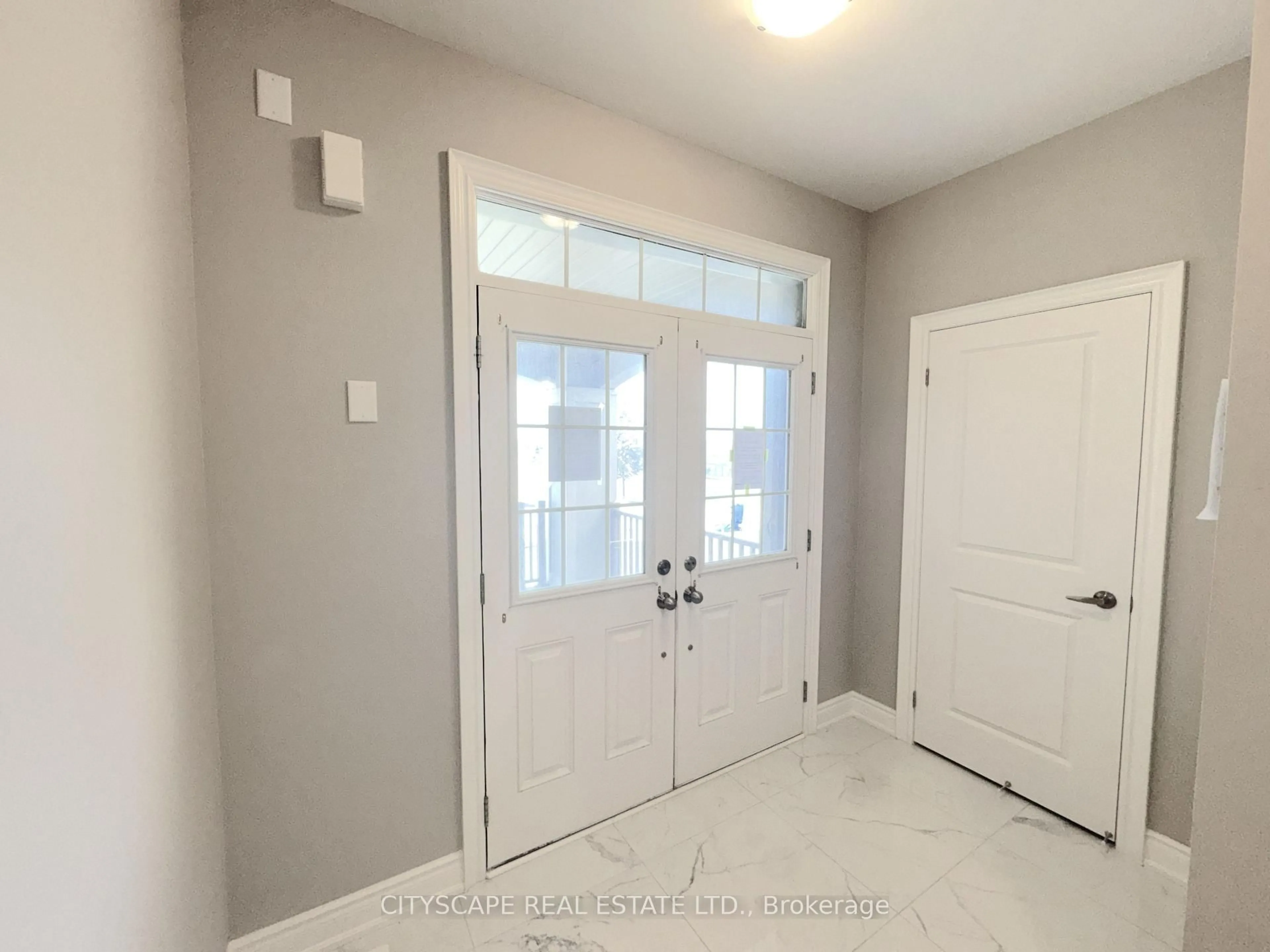 Indoor entryway for 5 Pear Blossom Way, East Gwillimbury Ontario L9N 0T1