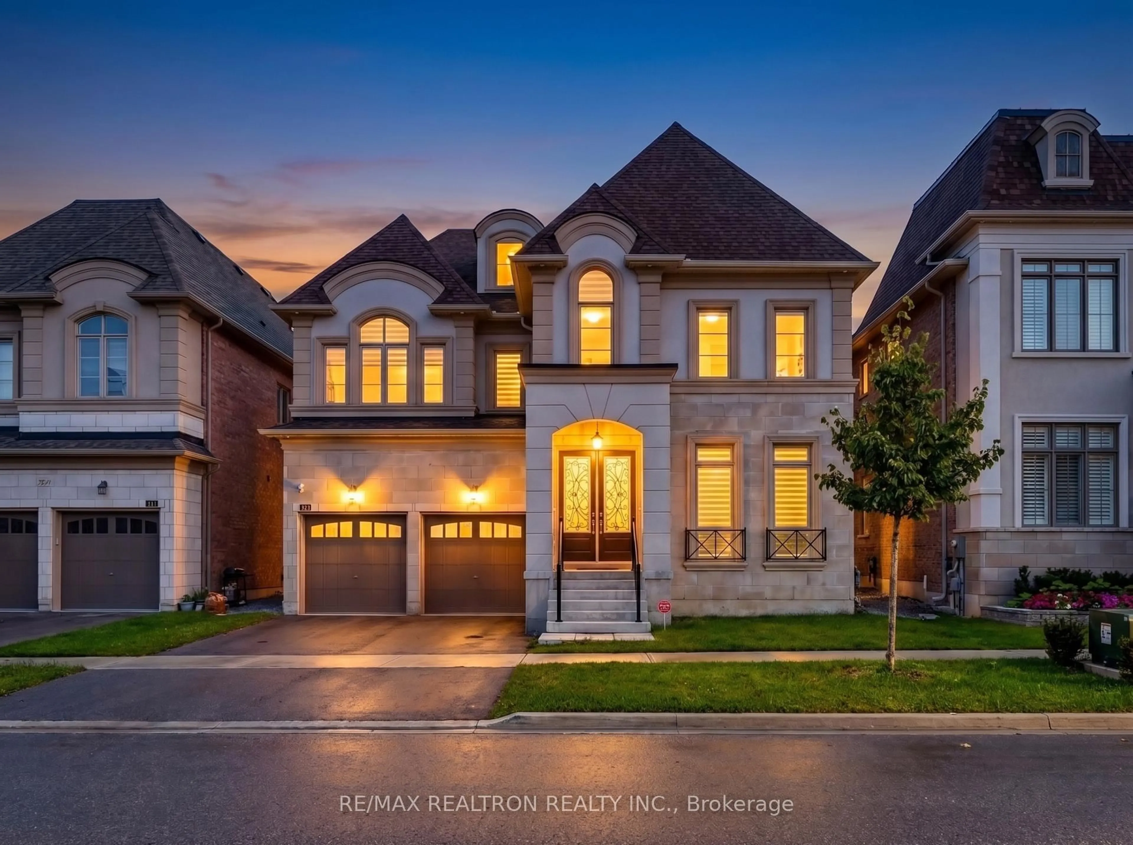 Home with brick exterior material, street for 209 Hillsview Dr, Richmond Hill Ontario L4C 4L8