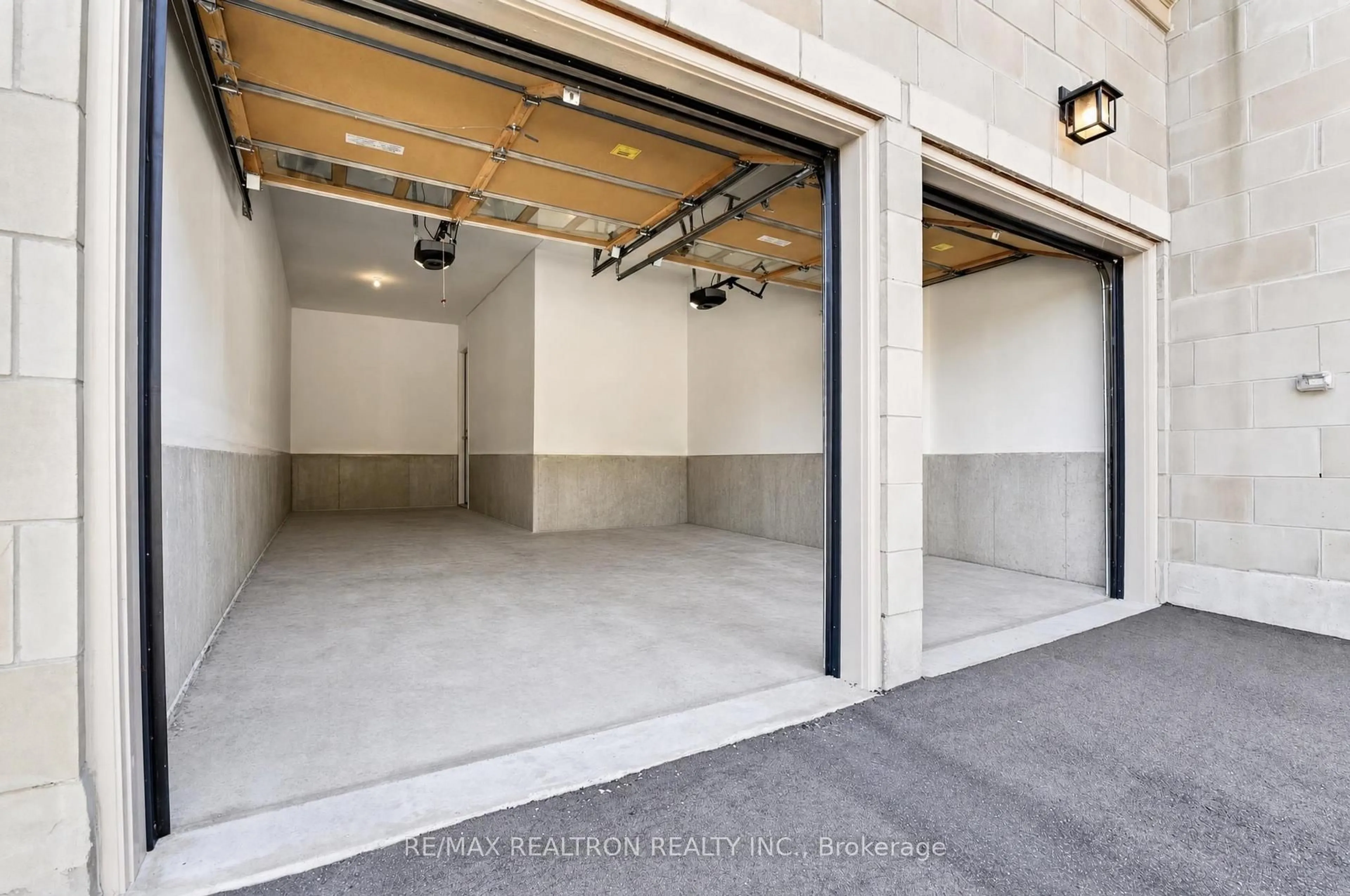 Indoor garage for 209 Hillsview Dr, Richmond Hill Ontario L4C 4L8