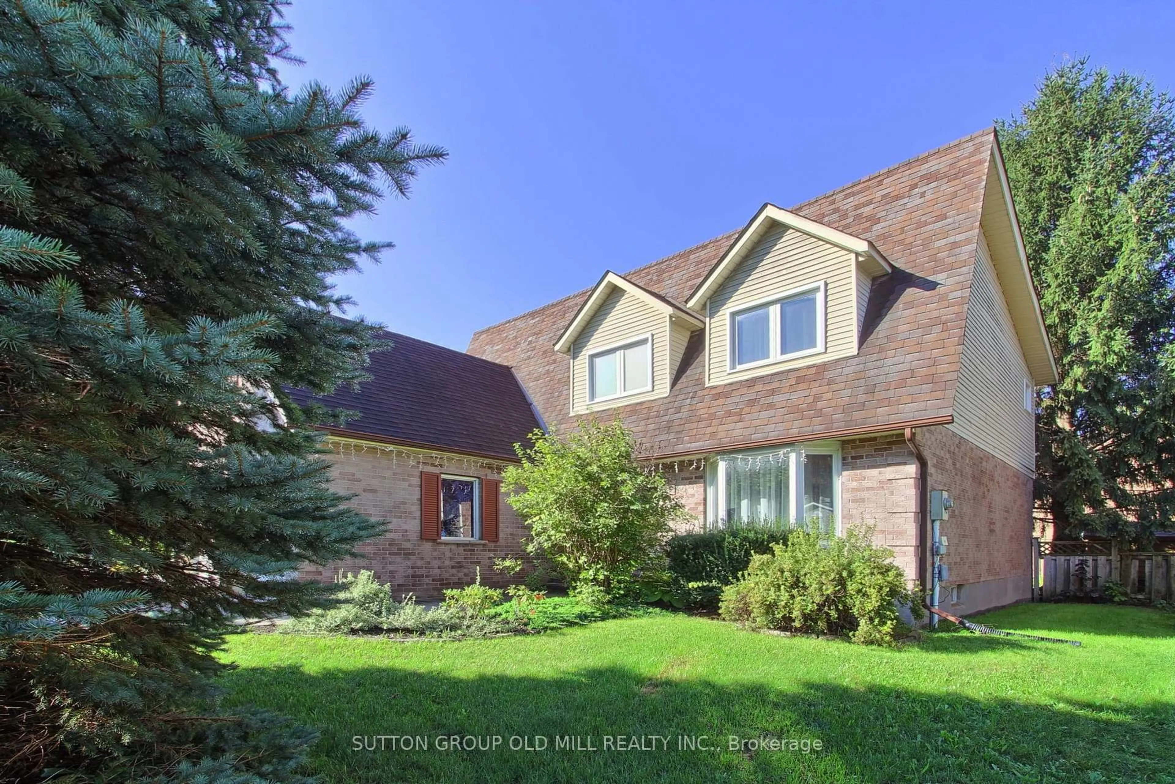Home with brick exterior material, street for 129 Robin Crt, Newmarket Ontario L3Y 6B2