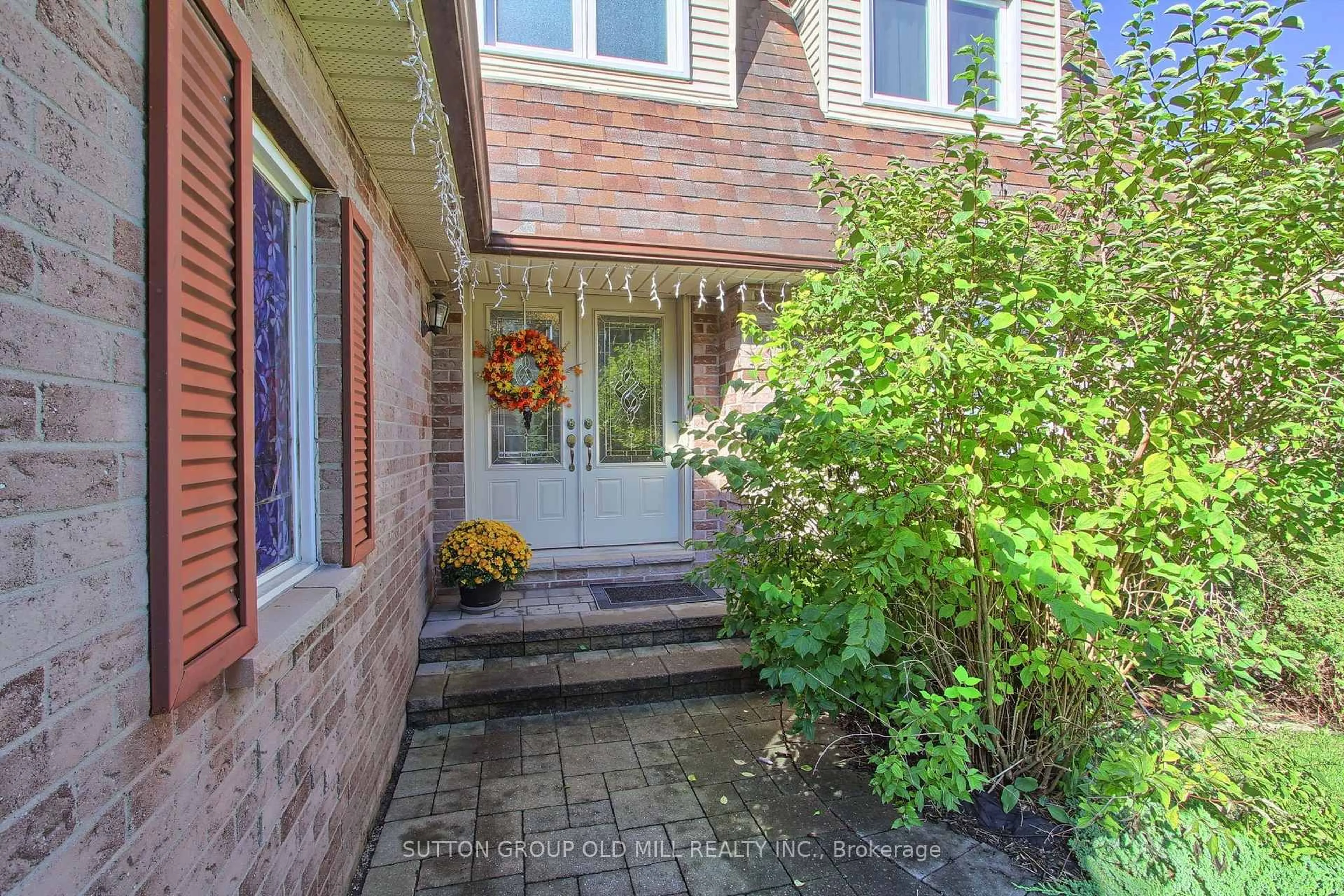 Patio, street for 129 Robin Crt, Newmarket Ontario L3Y 6B2