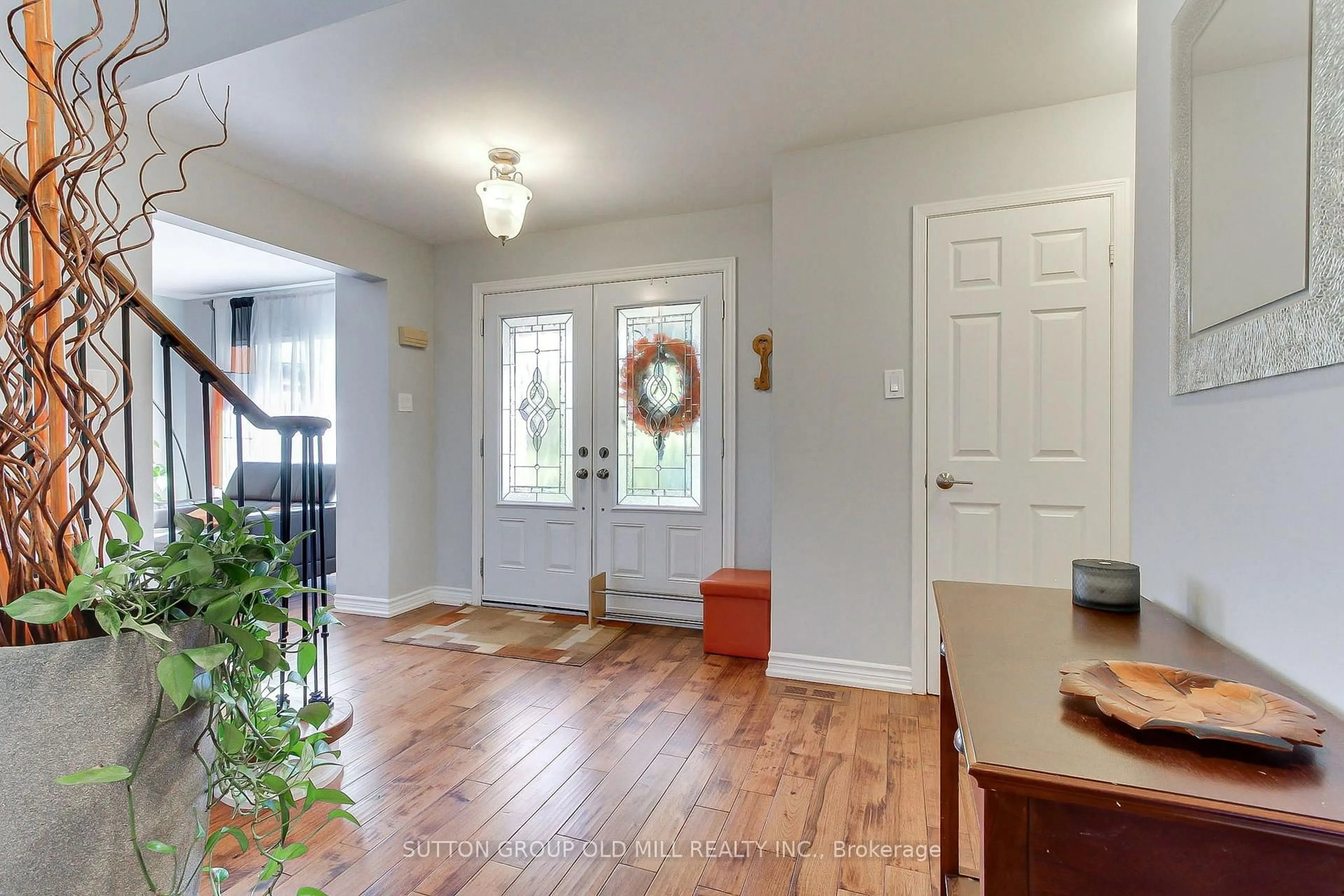 Indoor entryway for 129 Robin Crt, Newmarket Ontario L3Y 6B2
