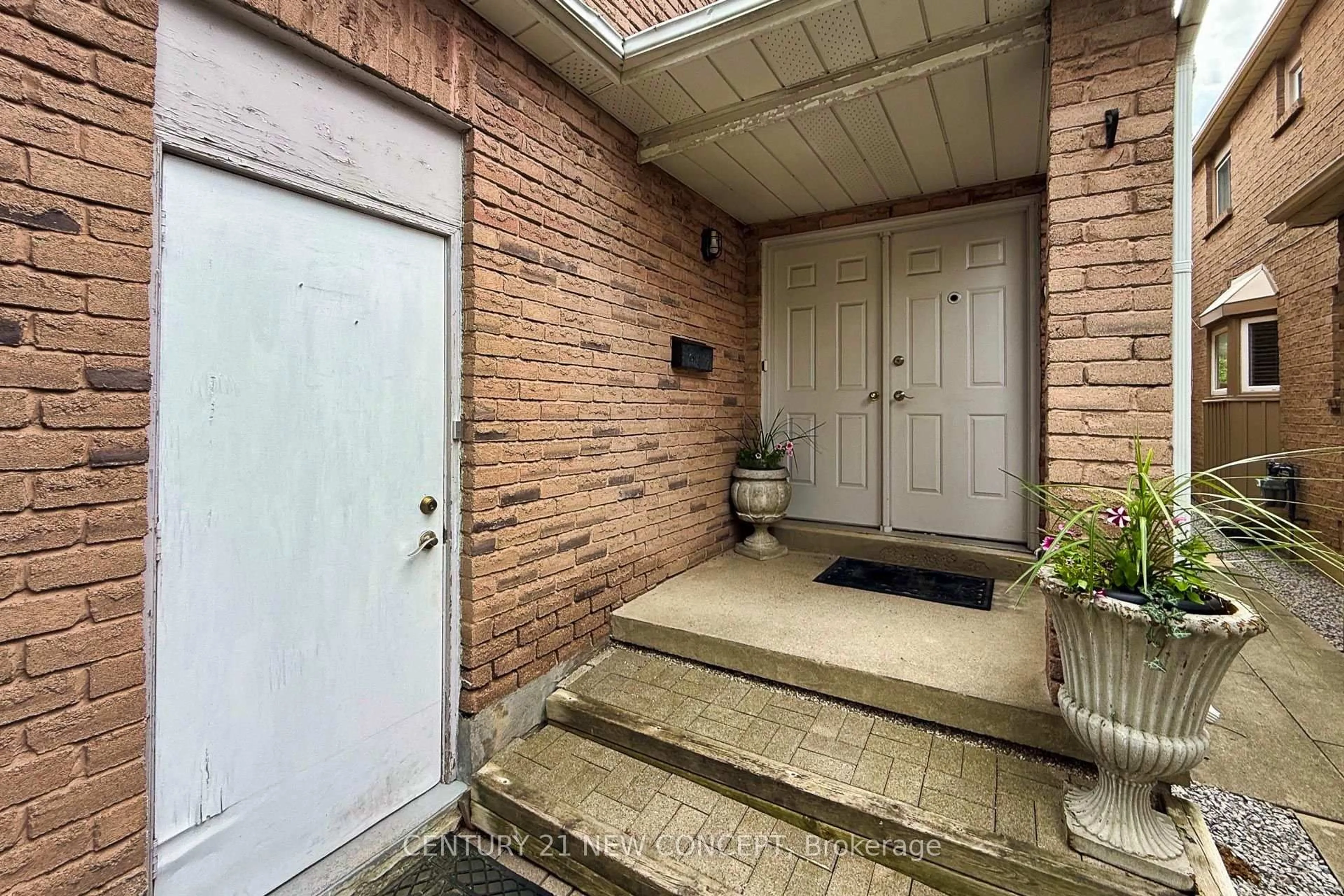 Indoor entryway for 8 Millcroft Way, Vaughan Ontario L4J 6P2