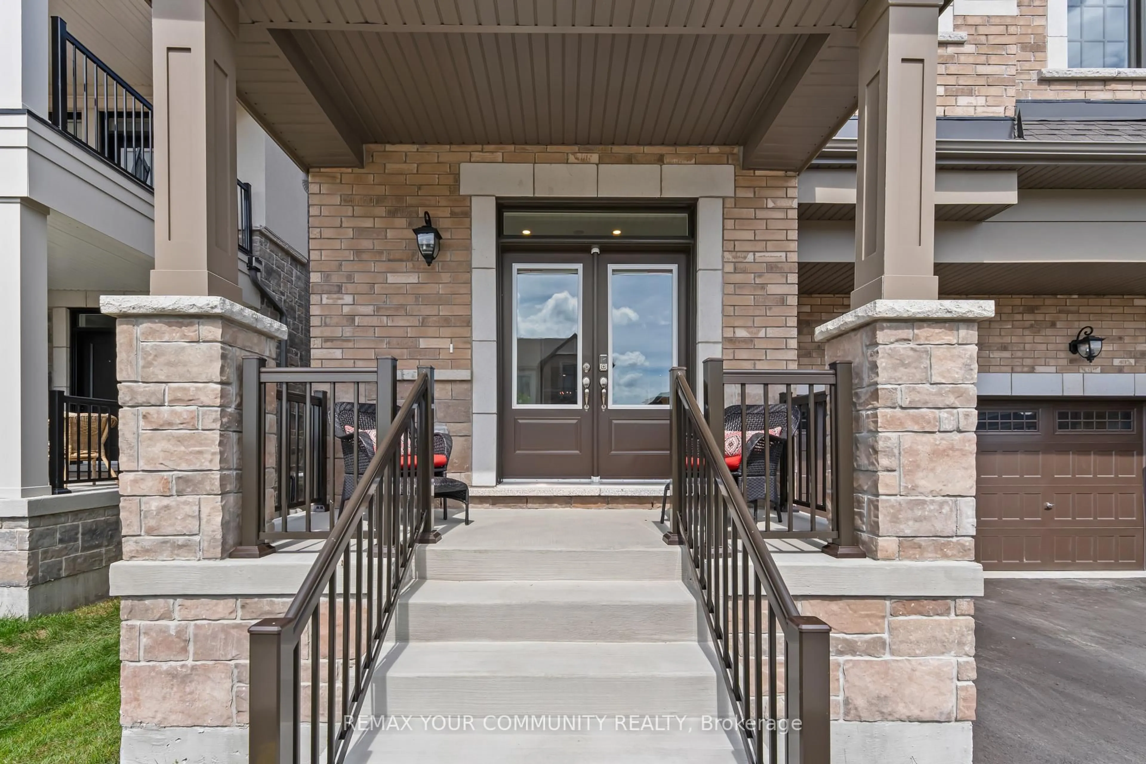 Indoor entryway for 614 Newlove St, Innisfil Ontario L9S 0S2