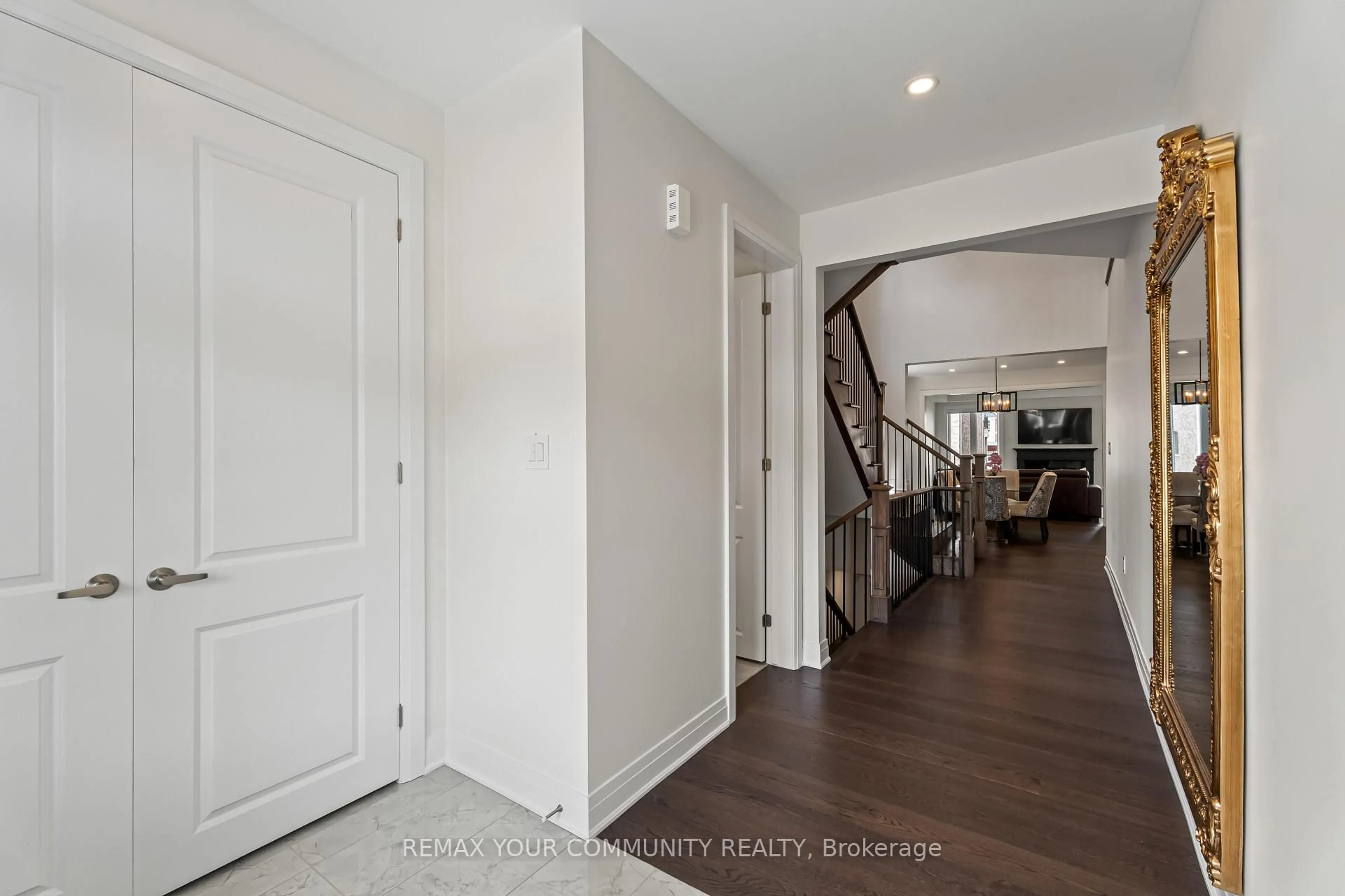 Indoor entryway for 614 Newlove St, Innisfil Ontario L9S 0S2