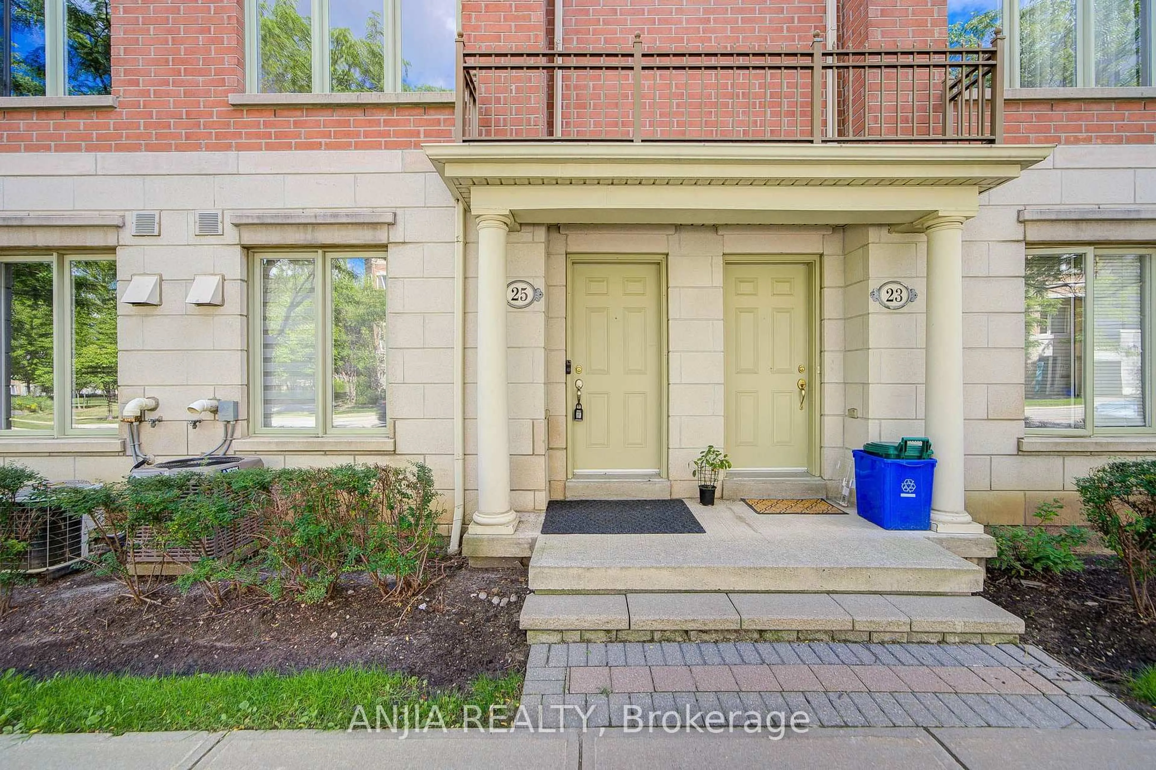 Home with brick exterior material, street for 25 Galleria Pkwy, Markham Ontario L3T 0A4