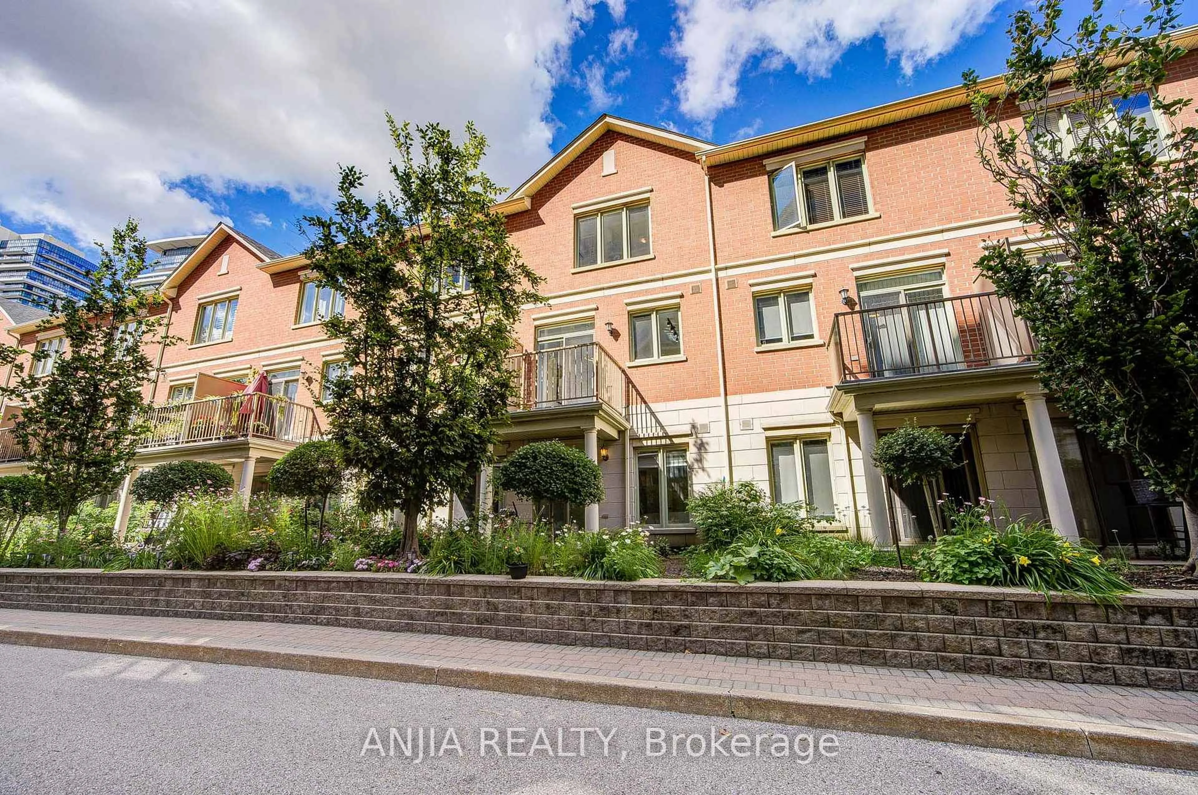 A pic from outside/outdoor area/front of a property/back of a property/a pic from drone, street for 25 Galleria Pkwy, Markham Ontario L3T 0A4