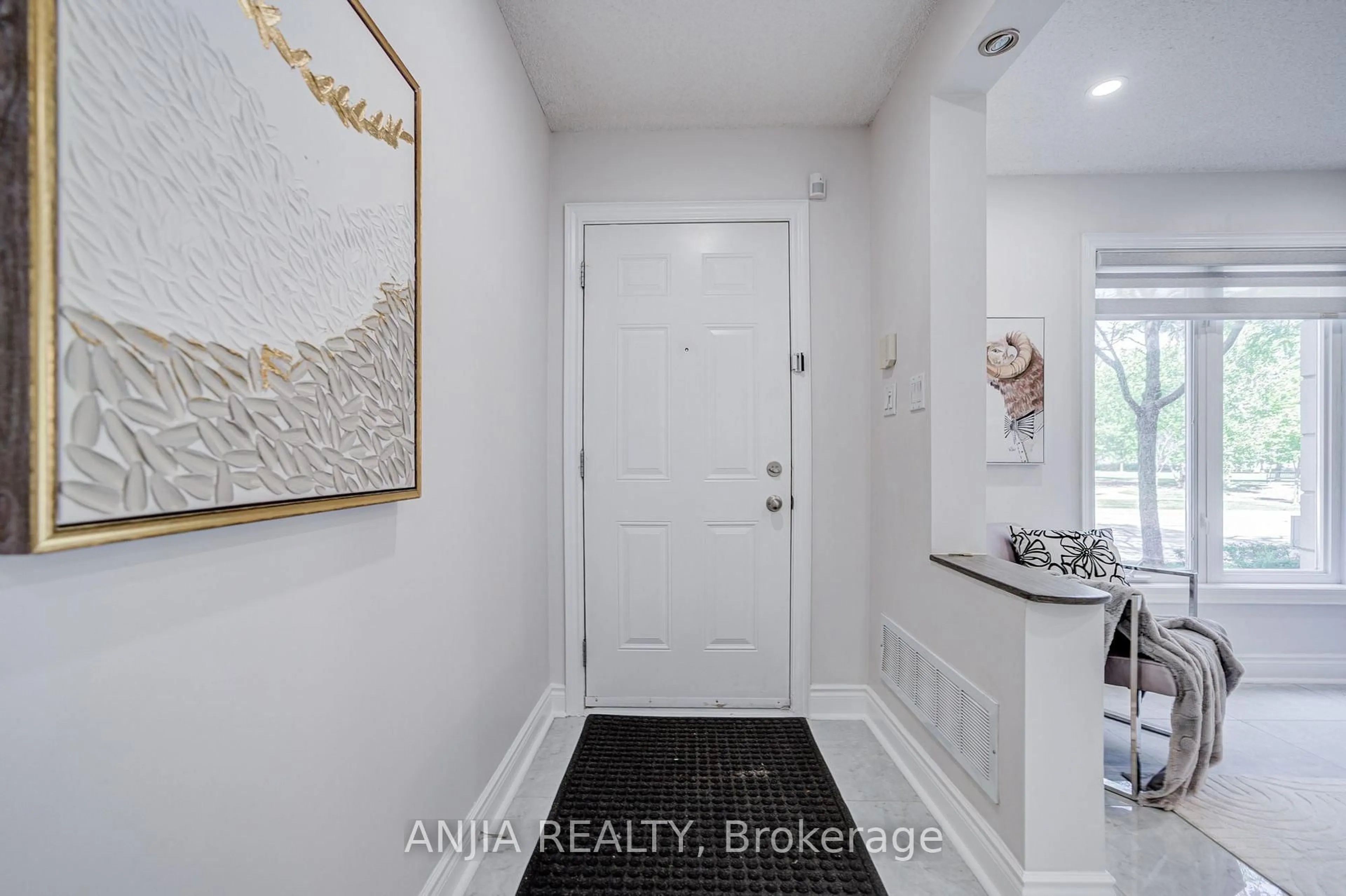 Indoor entryway for 25 Galleria Pkwy, Markham Ontario L3T 0A4
